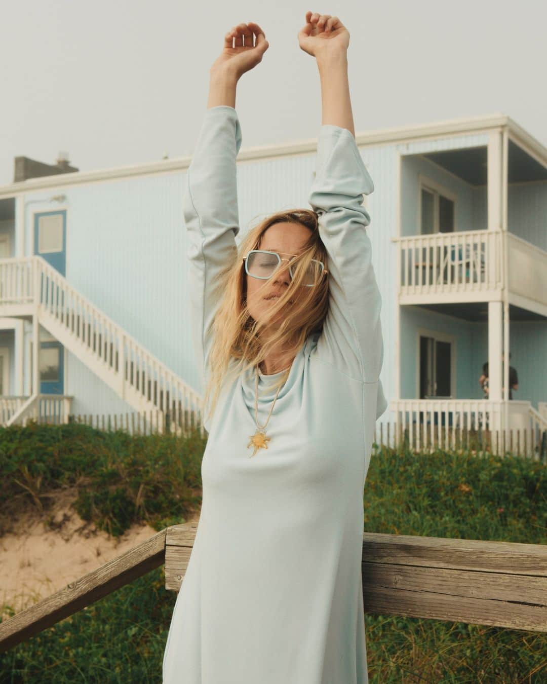 freepeopleのインスタグラム：「Away we go with @zippyseven in the perfect vacation dress. Link in bio.」