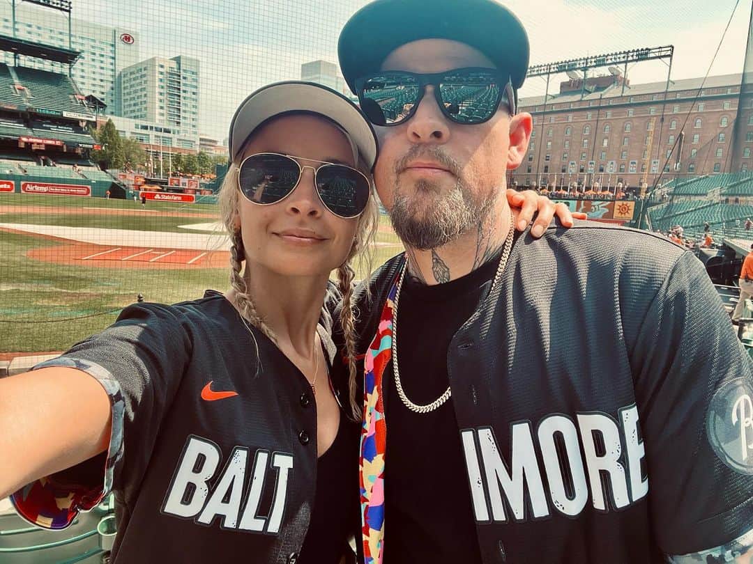 ジョエル・マッデンのインスタグラム：「🧡🦀🦀🧡」