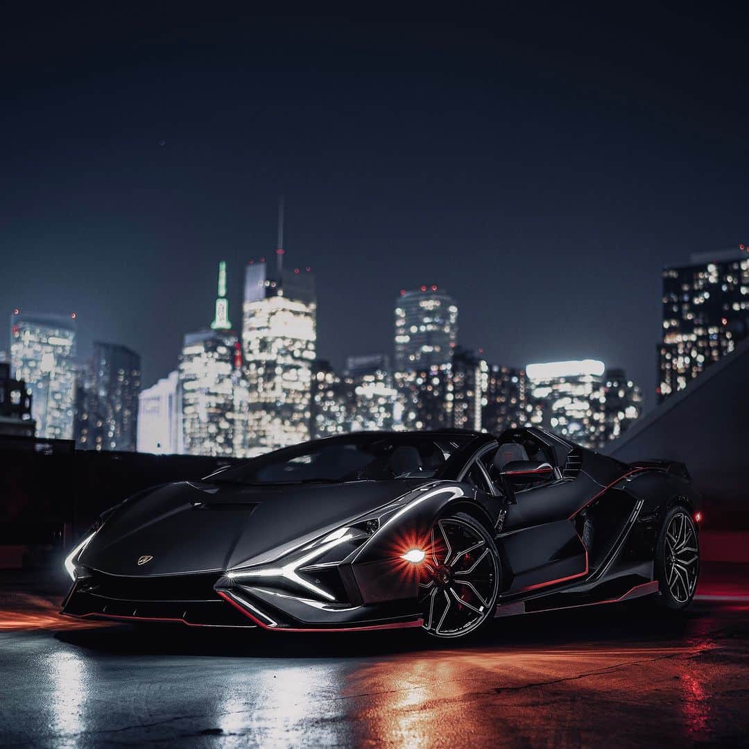 ランボルギーニのインスタグラム：「Neither time nor limits. Sián Roadster represents the power of being ahead.  Captured by @r.ego   #Lamborghini #SianRoadster #AheadOfItsTime  __ Sián Roadster: fuel consumption combined 18.5 l/100km; CO2-emissions combined 447 g/km (WLTP EU27)」