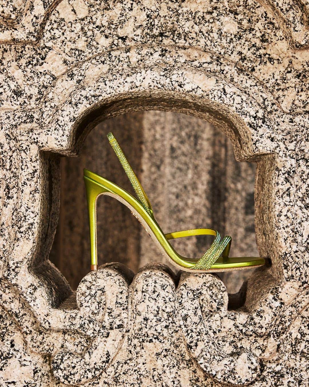 レネカオヴィラさんのインスタグラム写真 - (レネカオヴィラInstagram)「Framed beauty. The Irina sandal is an absolute masterpiece of elegance and craftsmanship.  #ReneCaovilla」7月4日 1時00分 - renecaovilla