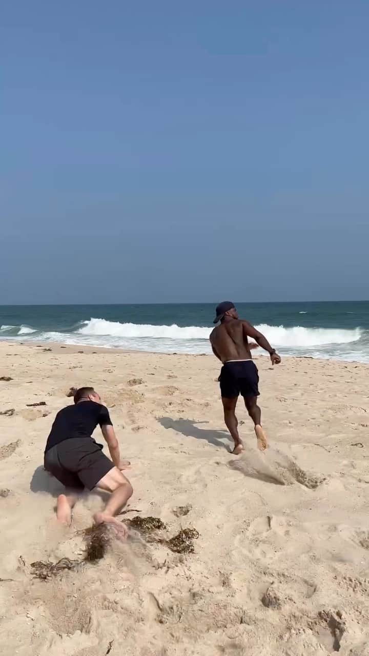ケビン・ハートのインスタグラム：「Pt. 2 @kevinhart4real you’re not that athletic, I’m just really uncoordinated 😂😂」