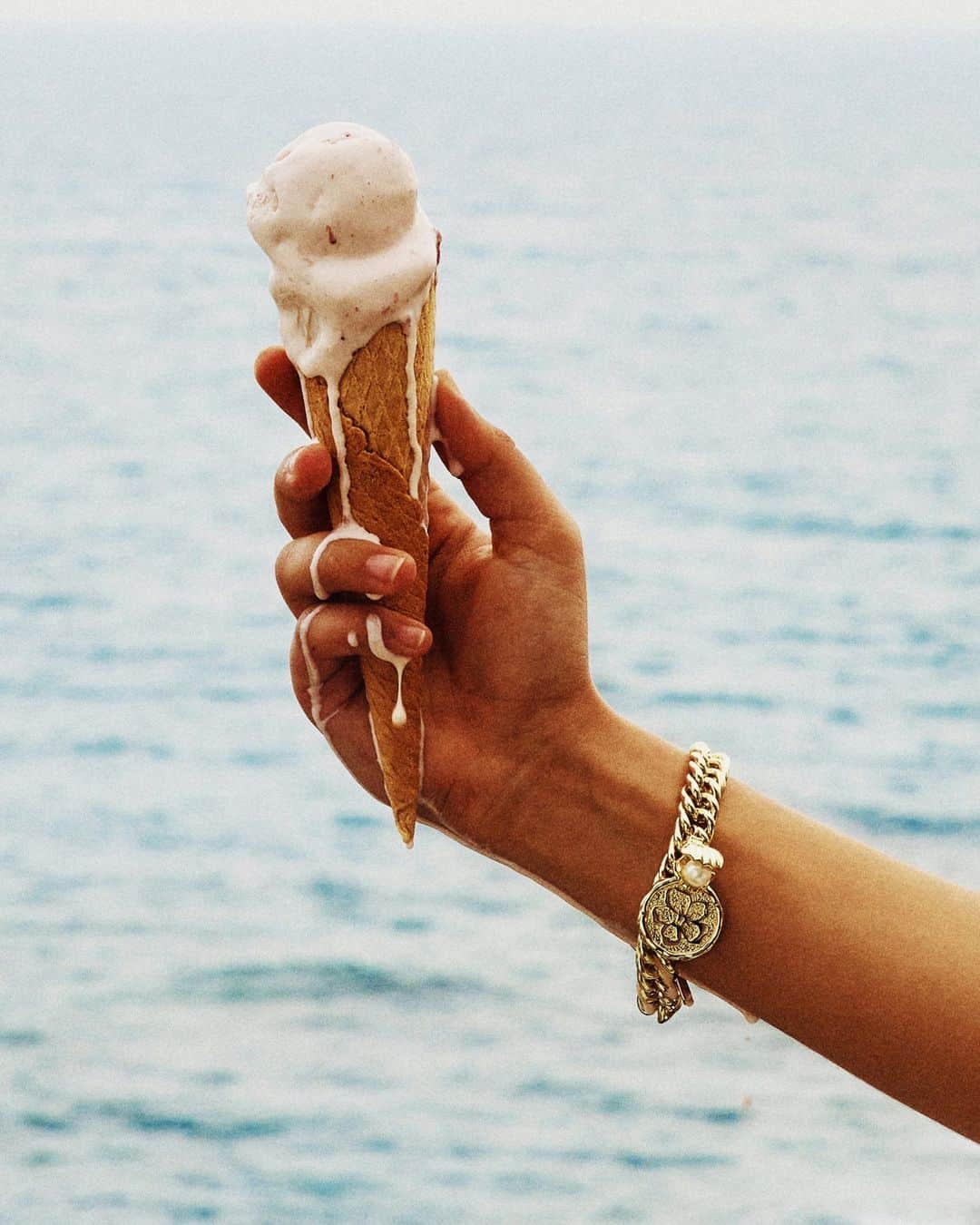 Ted Bakerのインスタグラム：「Treat yourself.  #TedBaker #Holiday」