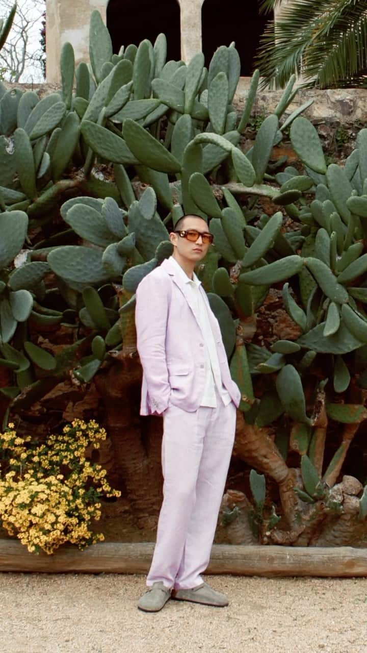 MATCHESFASHION.COMのインスタグラム：「A relaxed linen suit paired with @birkenstock sandals is a winner for low-key summer events.」