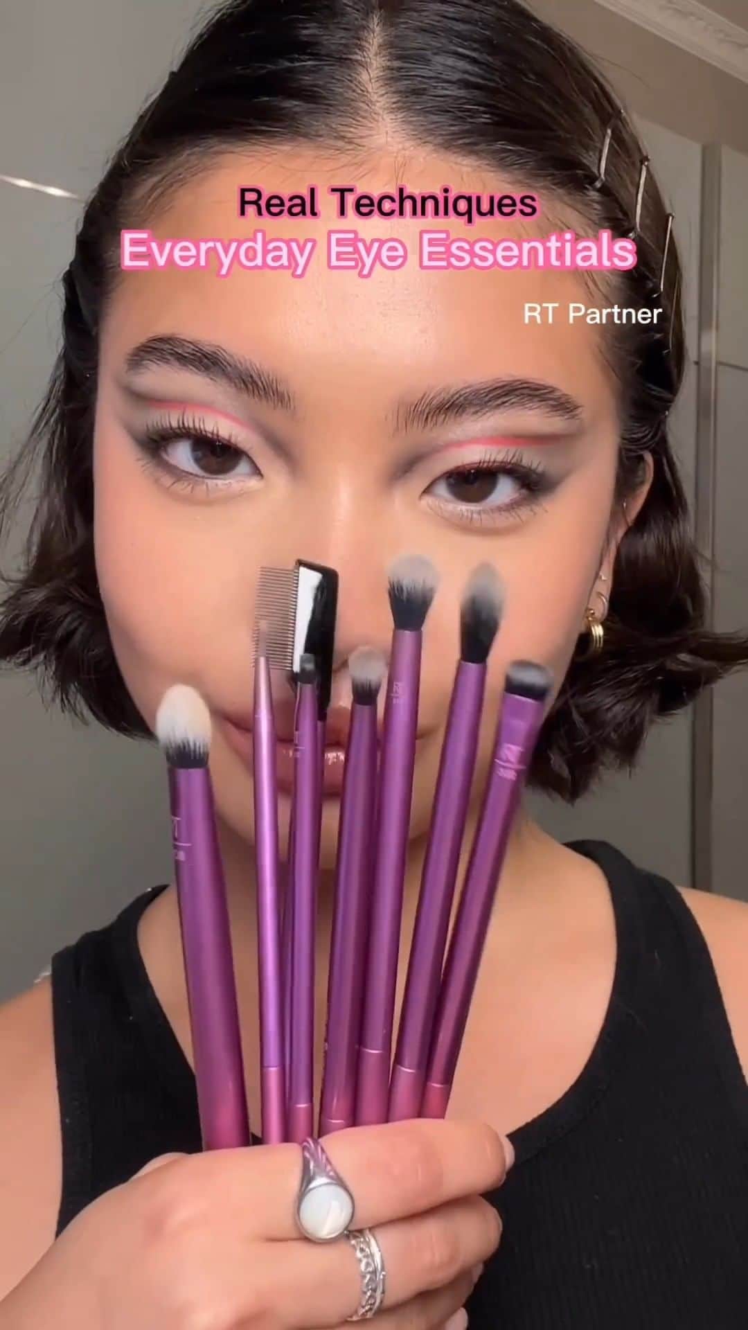 Real Techniquesのインスタグラム：「Boring eye looks? @stxph.h would never 👑  She uses all 8 of the tools in the Everyday Eye Essentials Set and we're taking notes ✍️」