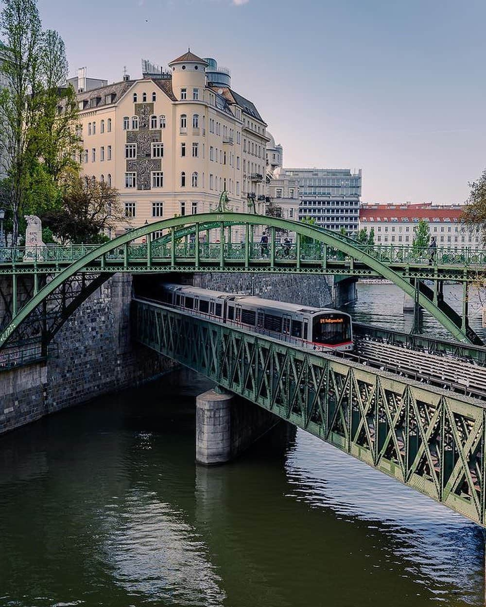 Wien | Viennaさんのインスタグラム写真 - (Wien | ViennaInstagram)「We’re never getting enough of this city 🥹❤️ by @carla_pictures_ #ViennaNow  #vienna #wien #vienna_austria #viennagram #wienliebe #ilovevienna #travelgram #traveleurope #capital #austria #cityhall #architecture #citygram #traveltheworld #viennaaustria #viennacity #viena #viennagoforit」7月4日 1時28分 - viennatouristboard