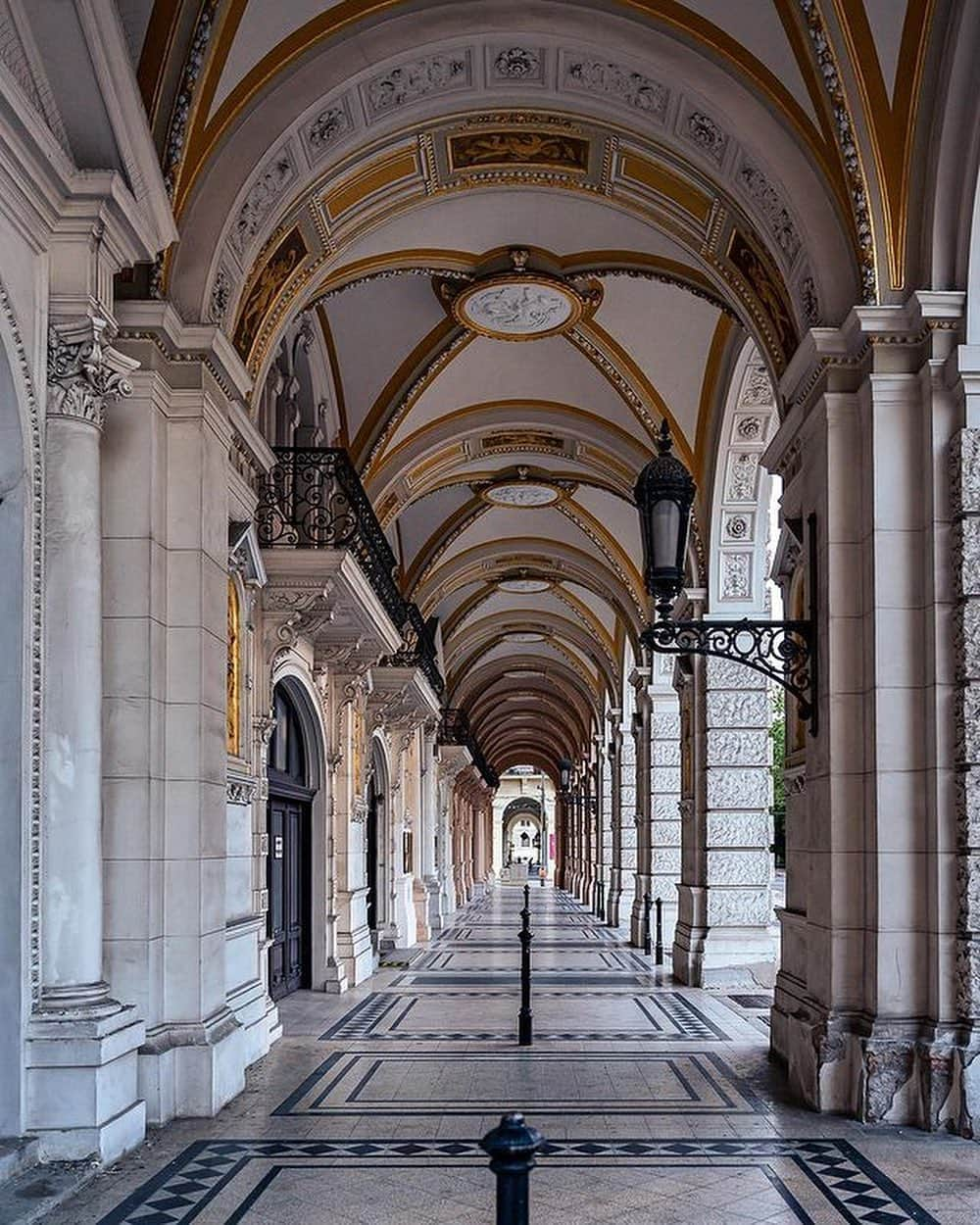 Wien | Viennaさんのインスタグラム写真 - (Wien | ViennaInstagram)「We’re never getting enough of this city 🥹❤️ by @carla_pictures_ #ViennaNow  #vienna #wien #vienna_austria #viennagram #wienliebe #ilovevienna #travelgram #traveleurope #capital #austria #cityhall #architecture #citygram #traveltheworld #viennaaustria #viennacity #viena #viennagoforit」7月4日 1時28分 - viennatouristboard