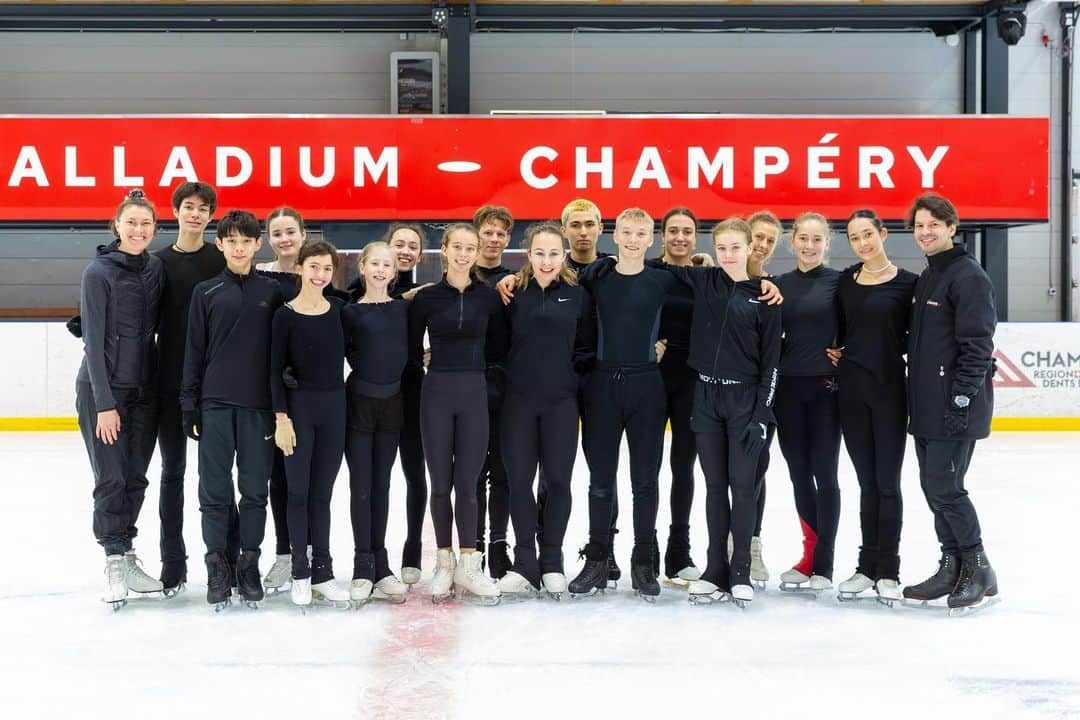 ステファン・ランビエールさんのインスタグラム写真 - (ステファン・ランビエールInstagram)「Plenty of new experiences for the skaters of the Junior and Senior Swiss National Teams and an immense pleasure for me to host them last weekend in Champéry! Our objective was to build up our team spirit and develop our creativity—I think we succeeded! Thank you all so much for your participation and see you soon! 🇨🇭  #SwissIceSkating #FigureSkating @richard_leroy_swissiceskating」7月4日 1時27分 - slambiel