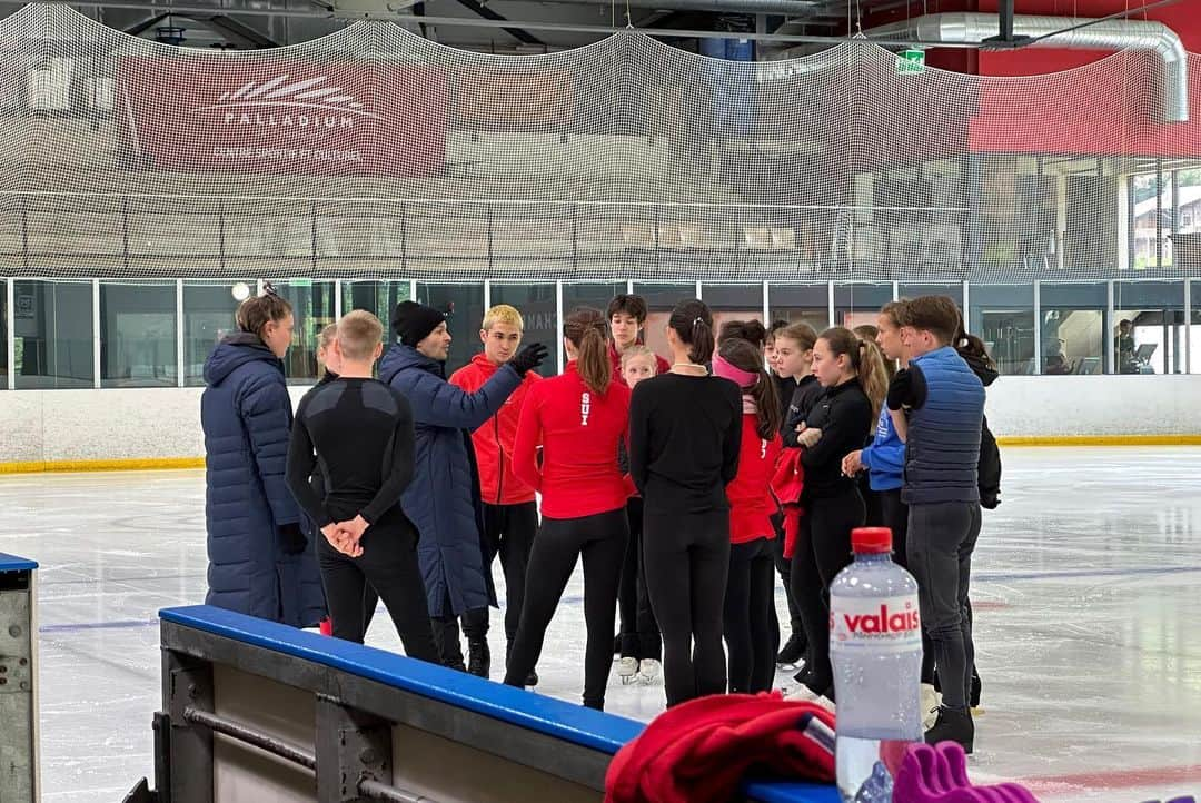 ステファン・ランビエールさんのインスタグラム写真 - (ステファン・ランビエールInstagram)「Plenty of new experiences for the skaters of the Junior and Senior Swiss National Teams and an immense pleasure for me to host them last weekend in Champéry! Our objective was to build up our team spirit and develop our creativity—I think we succeeded! Thank you all so much for your participation and see you soon! 🇨🇭  #SwissIceSkating #FigureSkating @richard_leroy_swissiceskating」7月4日 1時27分 - slambiel