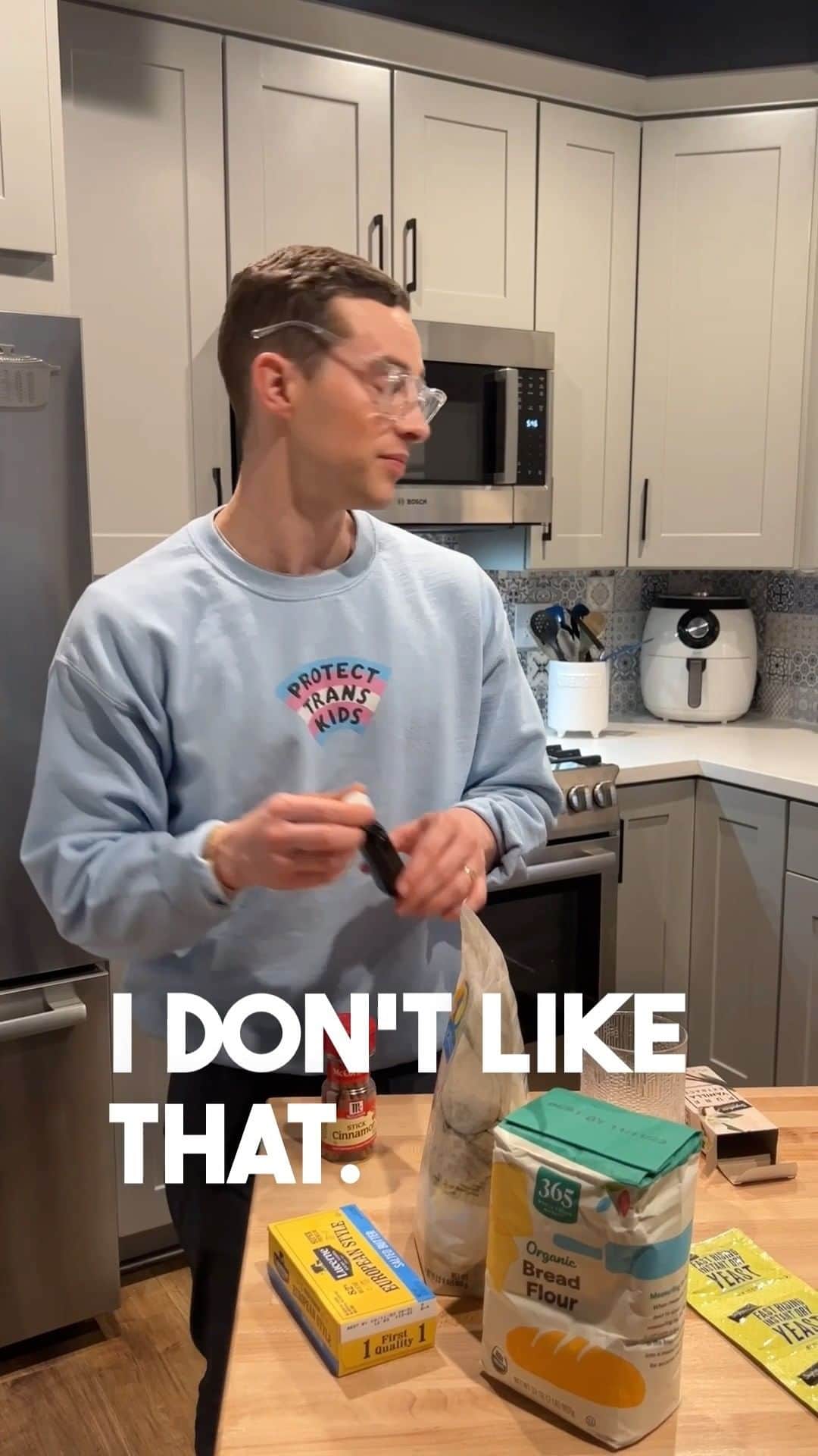 アダム・リッポンのインスタグラム：「It's just a bean」