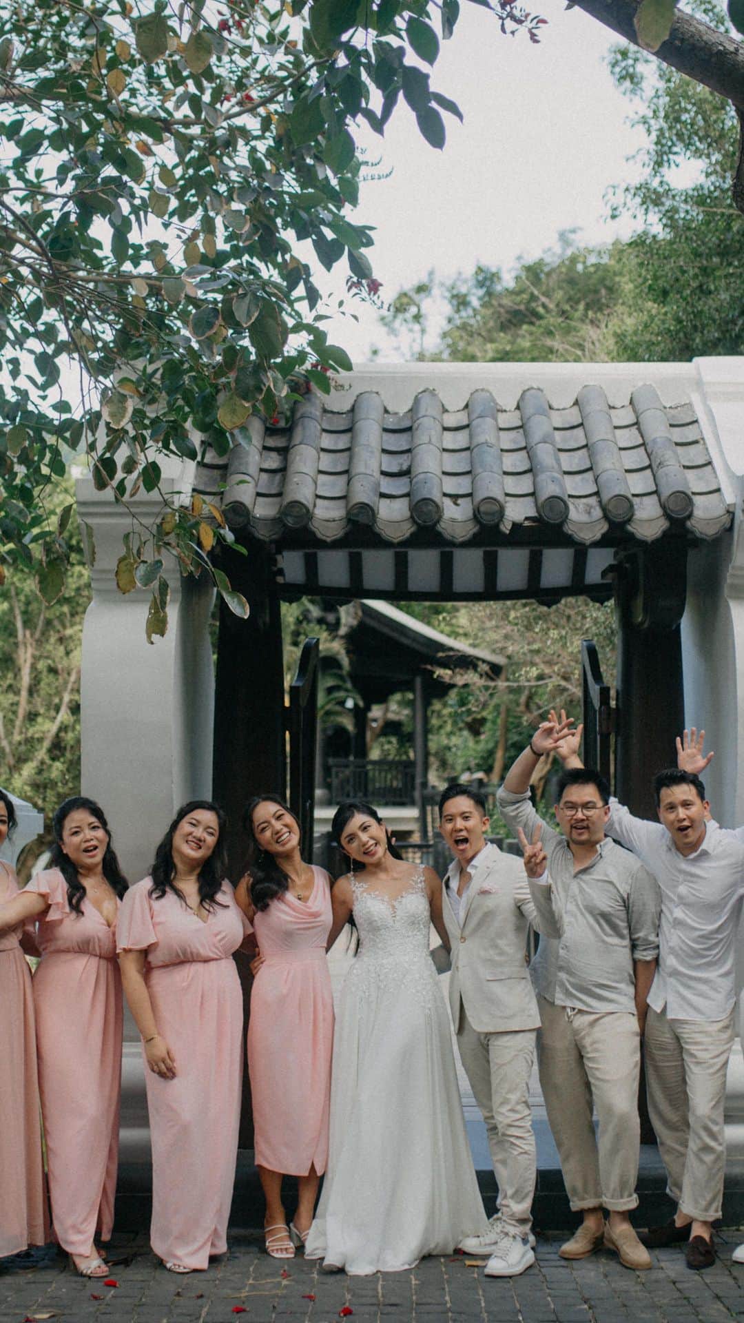 Kam Wai Suenのインスタグラム：「When your bridal party understood the assignment and gave it 200%💃🕺」