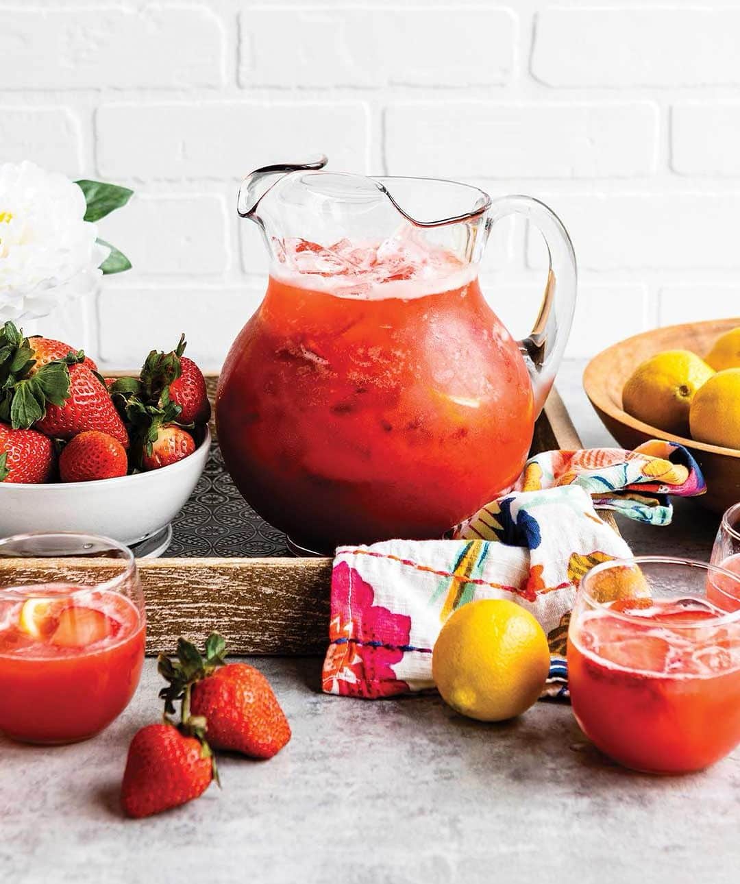 Simple Green Smoothiesのインスタグラム：「This refreshing drink is perfect for your summertime adventures. Make a batch of our Homemade Strawberry Lemonade to enjoy super fresh, real ingredients. 🍓🍋 It's the perfect blend of sweet and tangy.   👉 Click the link in bio for the recipe  #strawberrylemonade #homemadelemonade #plantbasedlifestyle #refreshingdrink #healthylemonade #naturalsweetener」