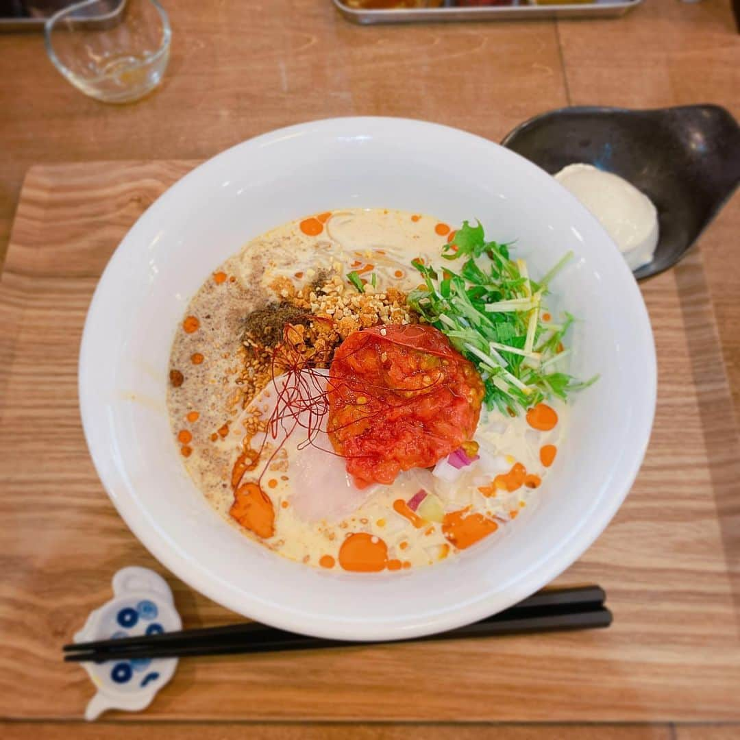 小峰みこのインスタグラム：「. 6月頭に行った麺活🍜 さるたひこの 冷たい坦々麺 . 全粒粉細麺大優勝🏆🙌 . 辛いの苦手な自分的には、ギリギリおいしく食べれました ってくらい！ さるたひこの辛いラーメンは、ちゃんと辛いと思う🔥 . @mojaki3756  いつもおいしい麺をありがとうございます🙇‍♀️✨ . #みこ麺活」