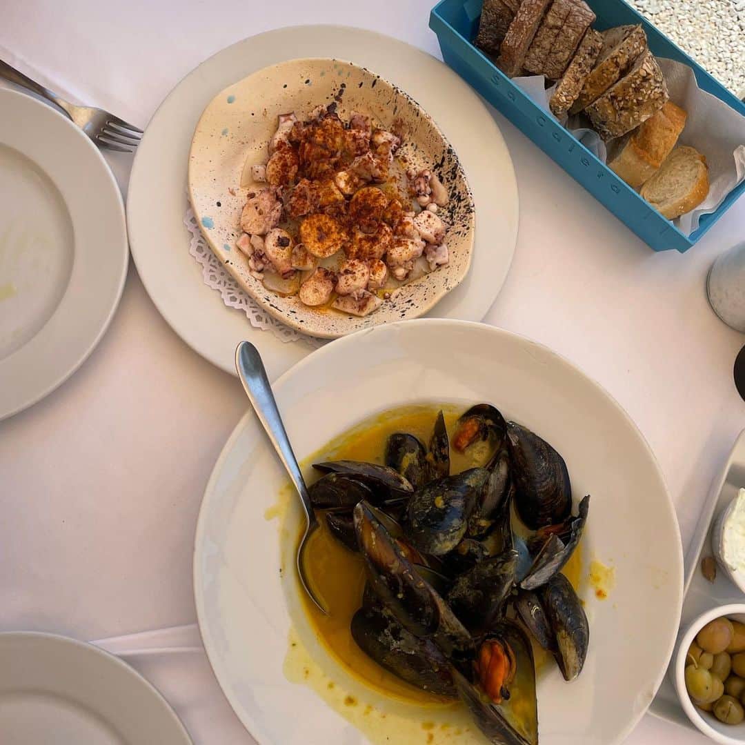 サラ・エレンさんのインスタグラム写真 - (サラ・エレンInstagram)「Eating our way through Europe part 2 @robertapecoraro 🐟」7月4日 5時05分 - sarahellen