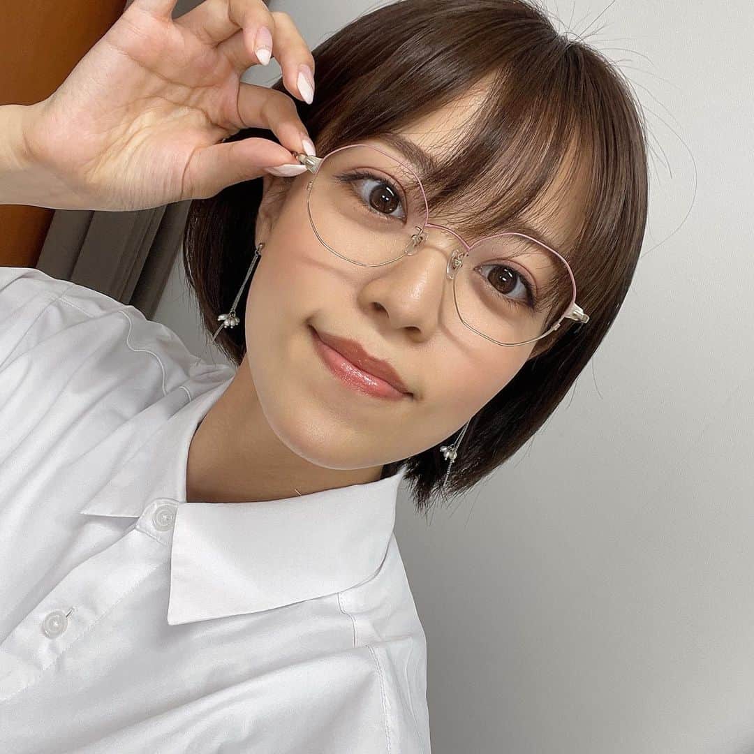 森谷佳奈のインスタグラム：「#キニナルとっとり のスタジオパートのメガネが新しくなりました🤓  以前松江イオンの公開収録でもお世話になった メガネのモチダさん(@megane.mochida )のものです👌 めーっちゃ可愛いフレームのメガネをお勧めしていただき 好みドンピシャ、胸キュンして 即決でした。  ピンクグラデーションなので 顔色もよく見えてお気に入り🫢✨  また放送日にご覧いただけると嬉しいです〜😍」