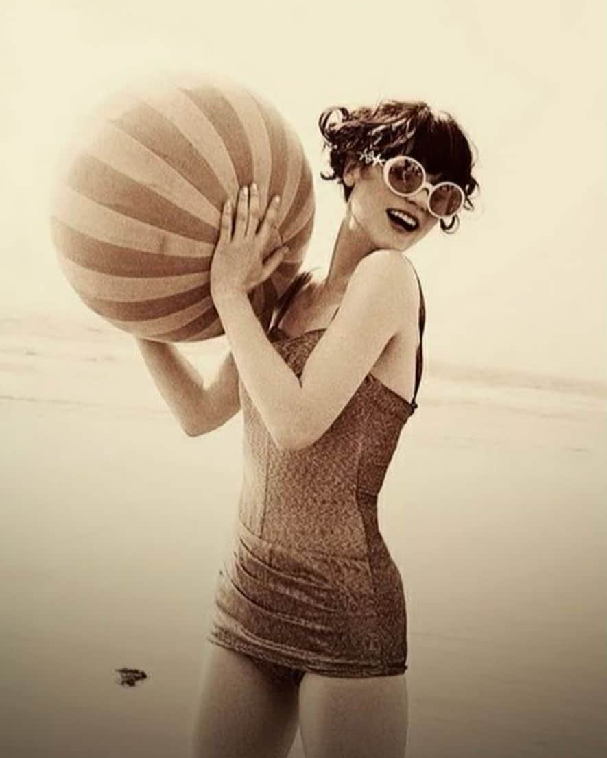 ズーイー・デシャネルさんのインスタグラム写真 - (ズーイー・デシャネルInstagram)「Vintage Beach vibes」7月4日 1時59分 - zooeydeschanel