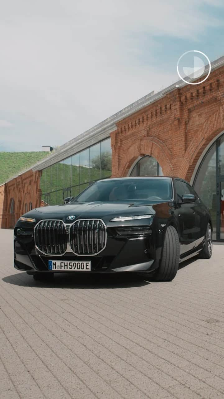 BMWのインスタグラム：「Parking made simple ✌️   The BMW i7. #THEi7 #ThisIsForwardism #BMW __ BMW i7 xDrive60: Combined power consumption: 19.6–18.4 kWh/100 km. Combined CO2 emissions: 0 g/km. Electric range: 590–625 kilometers. All data according to WLTP. Further info: www.bmw.com/disclaimer」