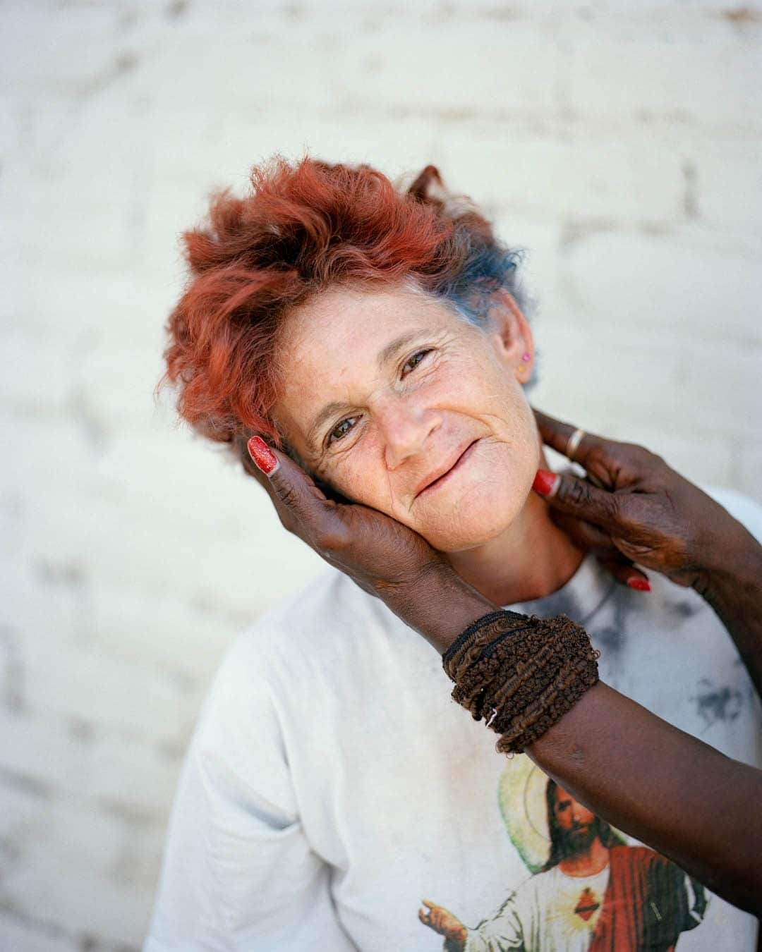 Magnum Photosさんのインスタグラム写真 - (Magnum PhotosInstagram)「New #MagnumPhotos member spotlight: @gregoryhalpern ✨⁠ ⁠ Gregory Halpern (Buffalo, USA, 1977) is known for his intuitively rich color photography that draws attention to harsh social realities and the unerring strangeness of everyday life. ⁠ ⁠ "What’s interesting to me about the world is its chaos and contradictions, the way opposites can be so beautiful in relation to each other. I like how you can be attracted and repelled by something at the same moment," said Halpern of his work. ⁠ ⁠ "I want my images to create cognitive dissonance. If I feel that a sensation caused by an image is singular in nature – awe, beauty, dread, for example – I wind up finding the image to be manipulative, and unfaithful to the contradictory natures of reality." ⁠ ⁠ During last week's 76th annual general meeting, the collective welcomed Halpern as a full member alongside @lua_ribeira, @rafal.milach and @nannaheitmann. ⁠ ⁠ PHOTOS (left to right): ⁠ ⁠ (1, 6) From the project, 19 Winters / 7 Springs. ⁠ ⁠ (2, 4, 5) From the project, ZZYZX. ⁠ ⁠ (3) From the project, Omaha Sketchbook. ⁠ ⁠ © @gregoryhalpern / Magnum Photos」7月4日 2時01分 - magnumphotos