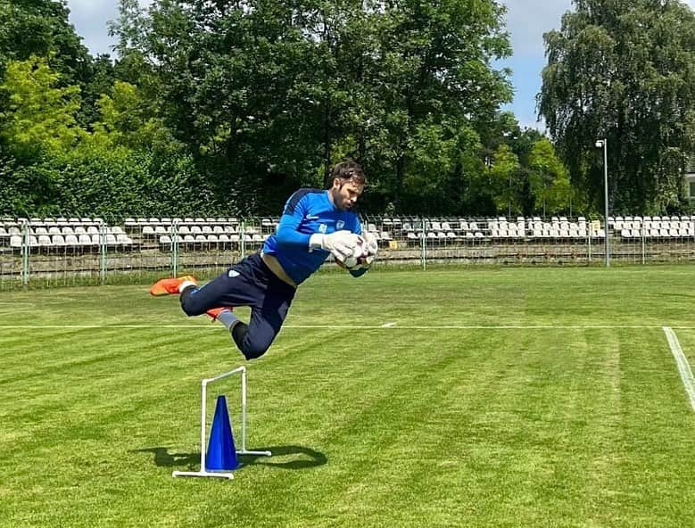 ヘスス・フェルナンデス・コラードのインスタグラム：「Working Mode 💪🏼✈️ | Swipe ➡️ for more goalkeeper action! 🧤⚽️#dontgiveup#trainingcamp #rggoalkeepergloves#goalkeepertraining#preseason」