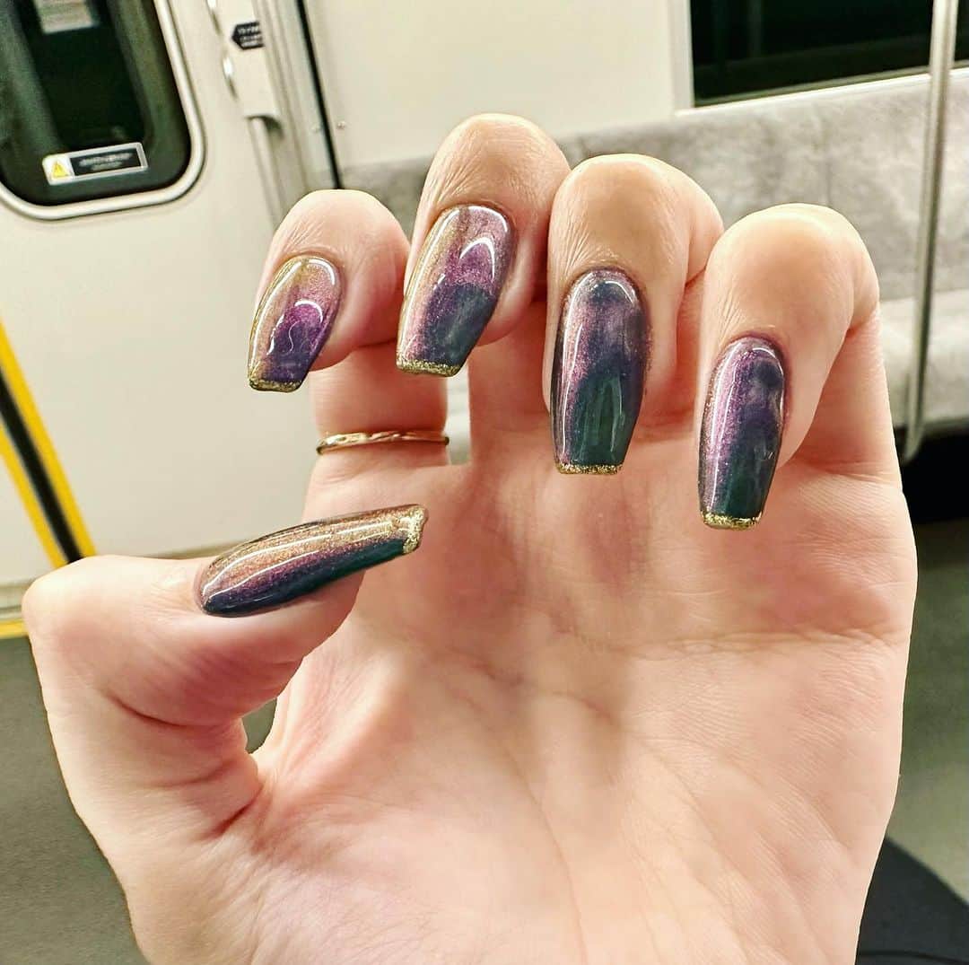 青木歌音のインスタグラム：「あさみさんのネイルサロンで💅✨ 角度によって色変わるの好き🤍」