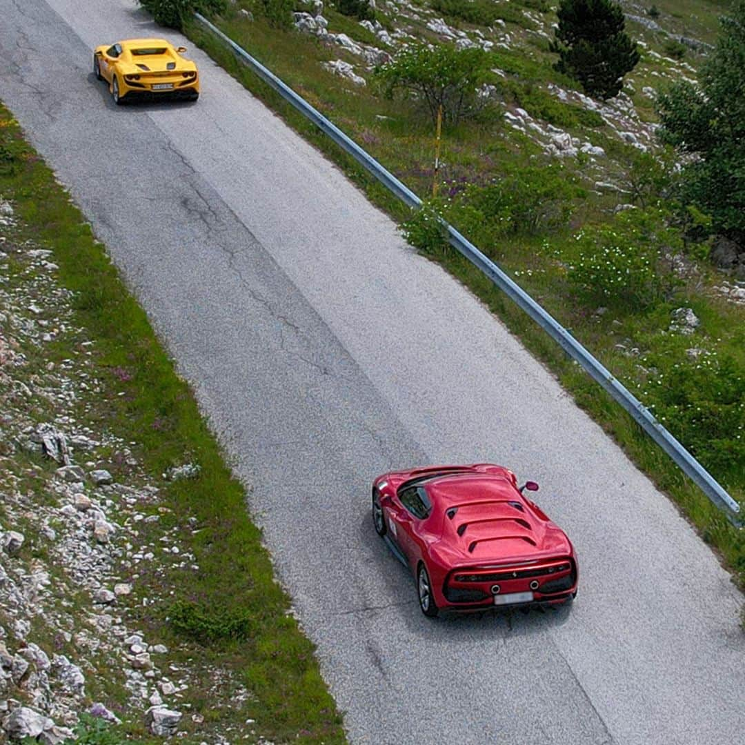 フェラーリさんのインスタグラム写真 - (フェラーリInstagram)「The #FerrariCavalcade has made a comeback. The exclusive event took us on a thrilling journey that started in #Rome and passed through the centre of Italy. This edition offered an unforgettable driving experience and a race along a nearly 1,200 km-long track.  Among the shots from the event, can you name the gem from the #FerrariOneOff programme?  #DrivingFerrari #FerrariCavalcade #Ferrari」7月4日 2時15分 - ferrari