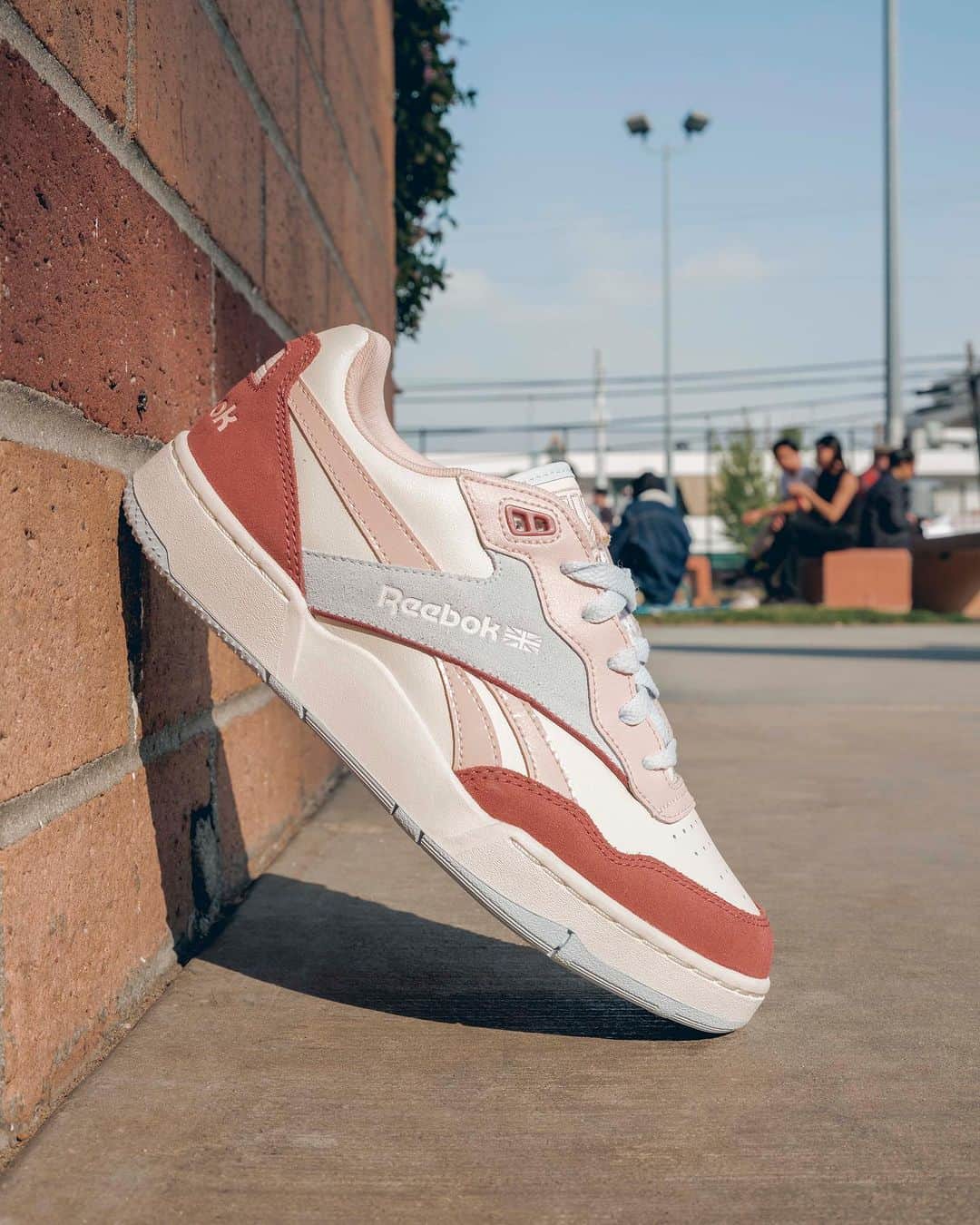 Reebokさんのインスタグラム写真 - (ReebokInstagram)「Welcome the newest Women's colorway of the BB 4000 II, where nostalgia and fashion collide.」7月4日 2時27分 - reebok