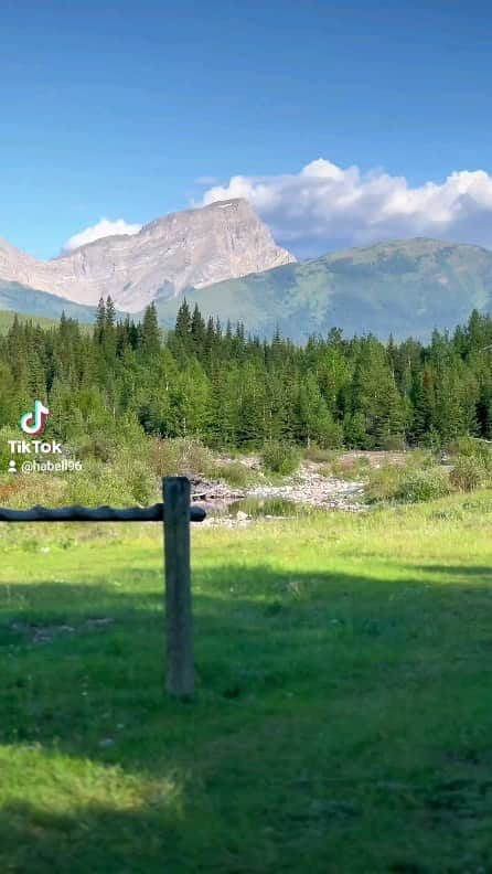 ヘイリー・ベルのインスタグラム：「What makes you happy? Great full to have an amazing crew of adventurers around me ❤️ #adventure #canada #kananaskis #baff #hike #active #granola」