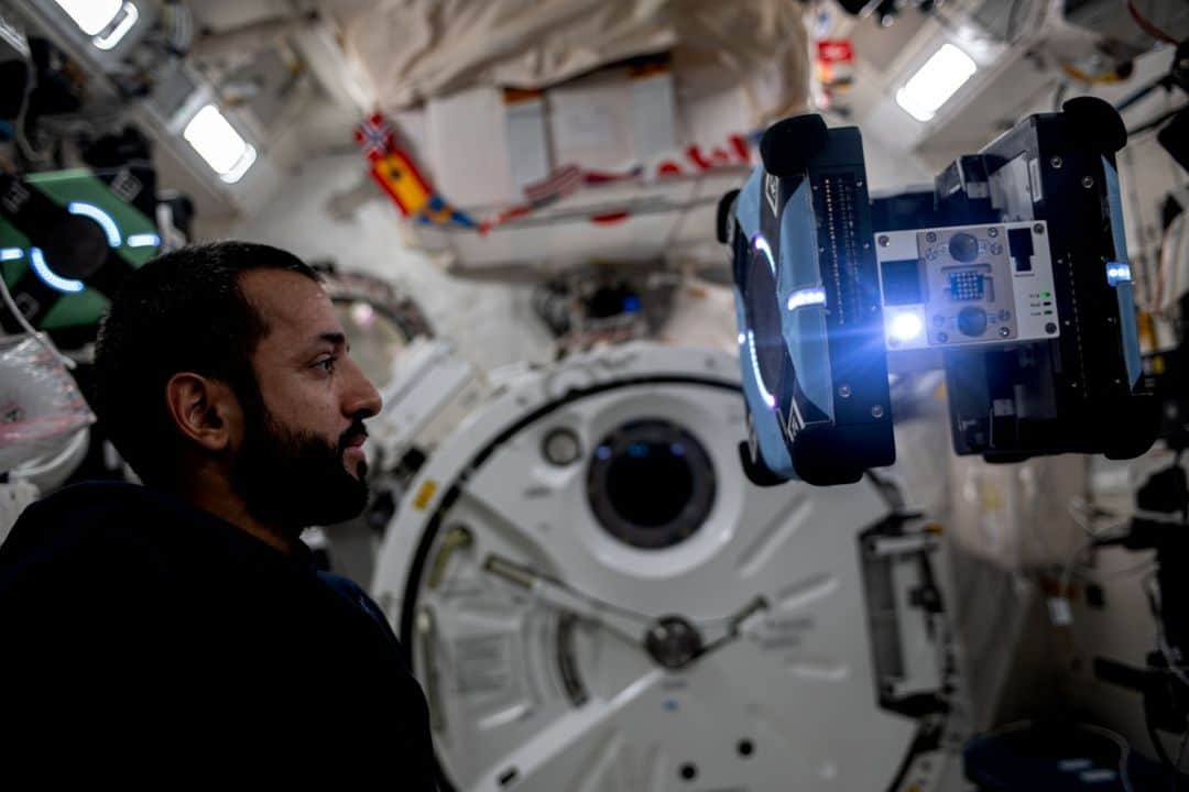 国際宇宙ステーションさんのインスタグラム写真 - (国際宇宙ステーションInstagram)「UAE (United Arab Emirates) astronaut and Expedition 69 Flight Engineer Sultan Alneyadi observes a free-flying robot, Astrobee, during the testing of its operations in late May. Astrobee is a system of three cube-shaped robots that work autonomously or via remote control to help astronauts more efficiently complete their daily station tasks. Earlier today, Alneyadi prepped and manually powered on Astrobee for further testing of its operations.  #NASA #international #space #station #uae #unitedarabemirates #astronaut #robot #iss #freeflying #science #hardware」7月4日 2時36分 - iss