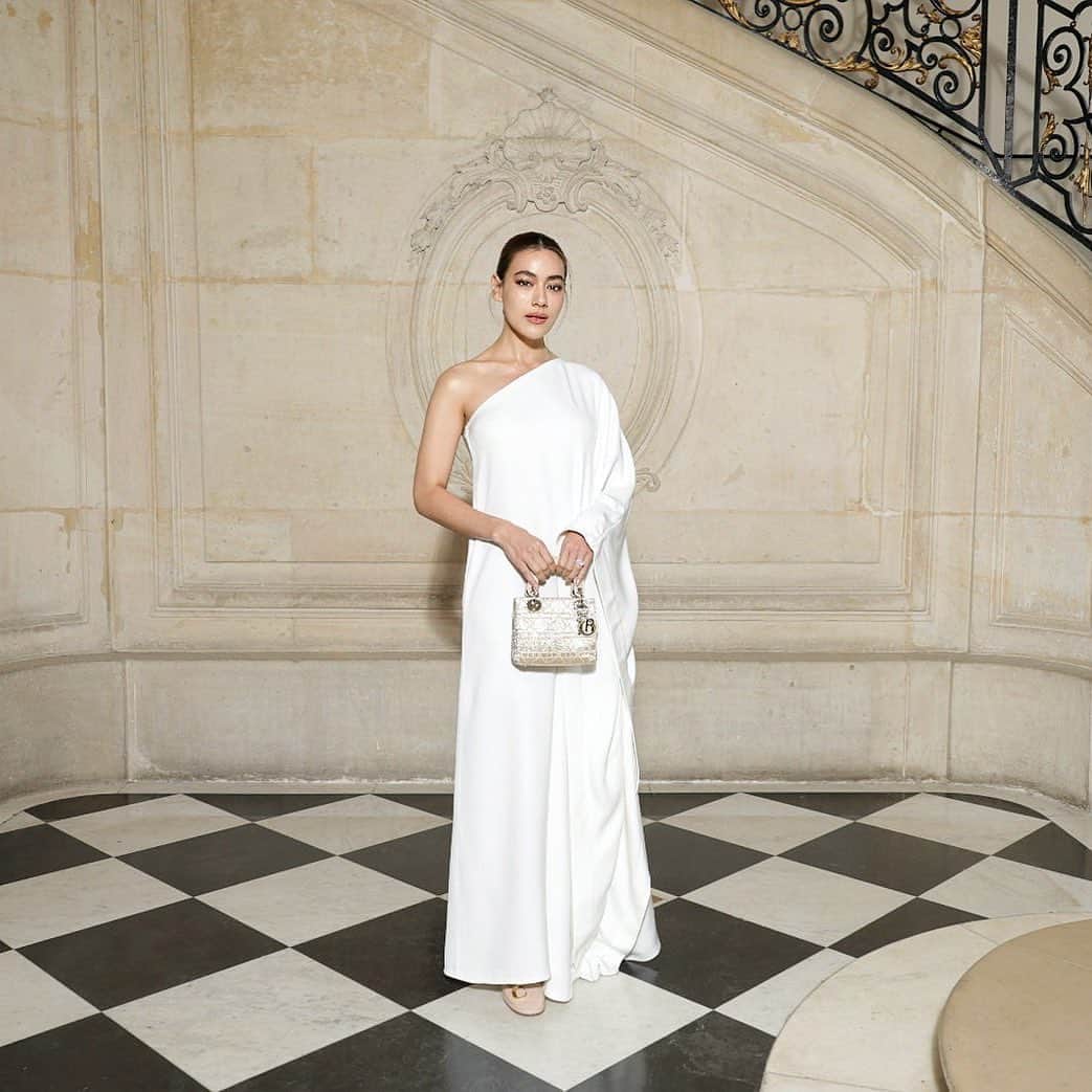 キンバリー・アン・ウォーテマス・ティアムシリのインスタグラム：「An ethereal moment at #DiorCouture Autumn-Winter 2023-2024🕊️✨ #LadyDior @dior @mariagraziachiuri」