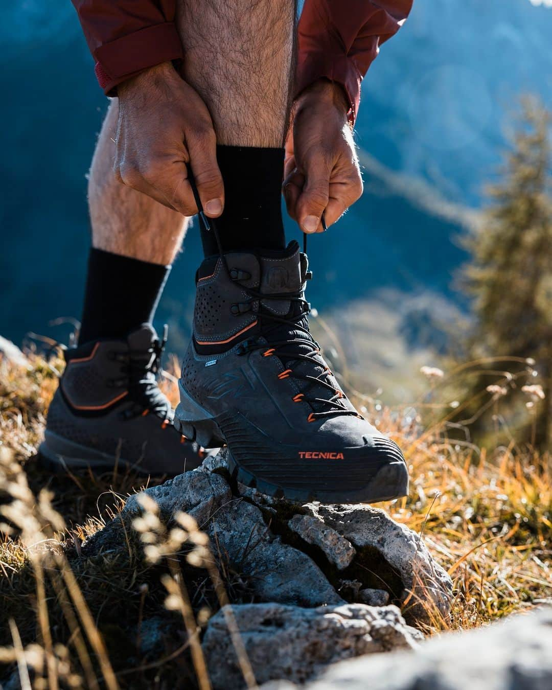 ビブラムさんのインスタグラム写真 - (ビブラムInstagram)「With the new @tecnica_sports Forge 2.0, it’s all about fit.  Pulling inspiration from their boot-fitting mastery, and a huge amount of insight from trekking guides worldwide, the Forge is built and shaped around an anatomical last, in order to deliver a precise, comfortable fit.  The #VibramXSTrekEvo outsole provides outstanding grip and ensures ground adaptability and technical performance in any condition.   Via @tecnica_sports   #Vibram #ConfidenceInEveryStep #YourConnectionToEarth」7月4日 2時41分 - vibram