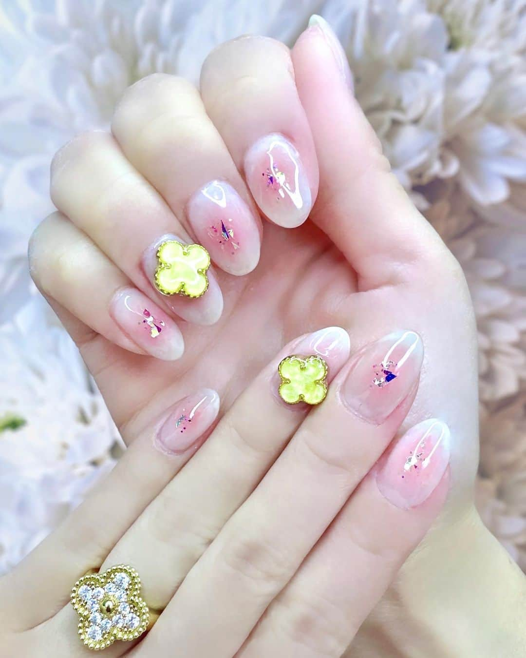 AIKAのインスタグラム：「.  𝑪𝒆𝒉𝒆𝒆𝒌 𝑵𝒂𝒊𝒍 ...💅🌼🌸  久しぶりのネイル記録っ🙃 これ春っぽくてかわいかった✨  . #あいかねいる #nail #ネイルデザイン #チークネイル #ヴァンクリネイル #ショートネイル」