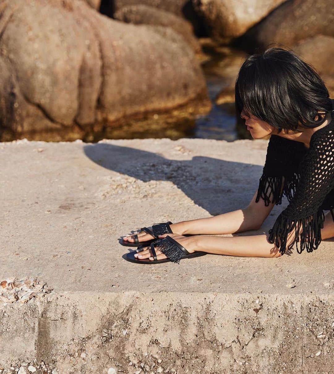 のインスタグラム：「This fun fringed “Hawaii” sandal makes us think  of exotic places and is named after  Hawaii because of the raffia material  found traditionally on Hawaiian skirts.  #Ancientgreeksandals #AGS #handmadeingreece #greece #sandals」