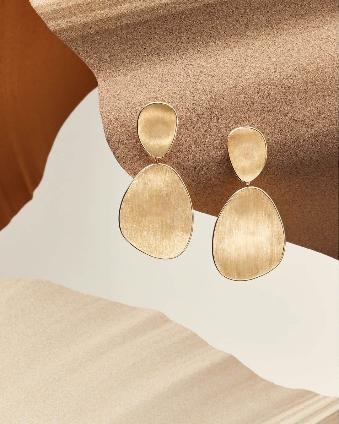 マルコ ビチェゴのインスタグラム：「Add a touch of Italian elegance to your everyday wardrobe with the most iconic earrings from our Lunaria collection. #marcobicego #highjewelry #gold #madeinitaly」