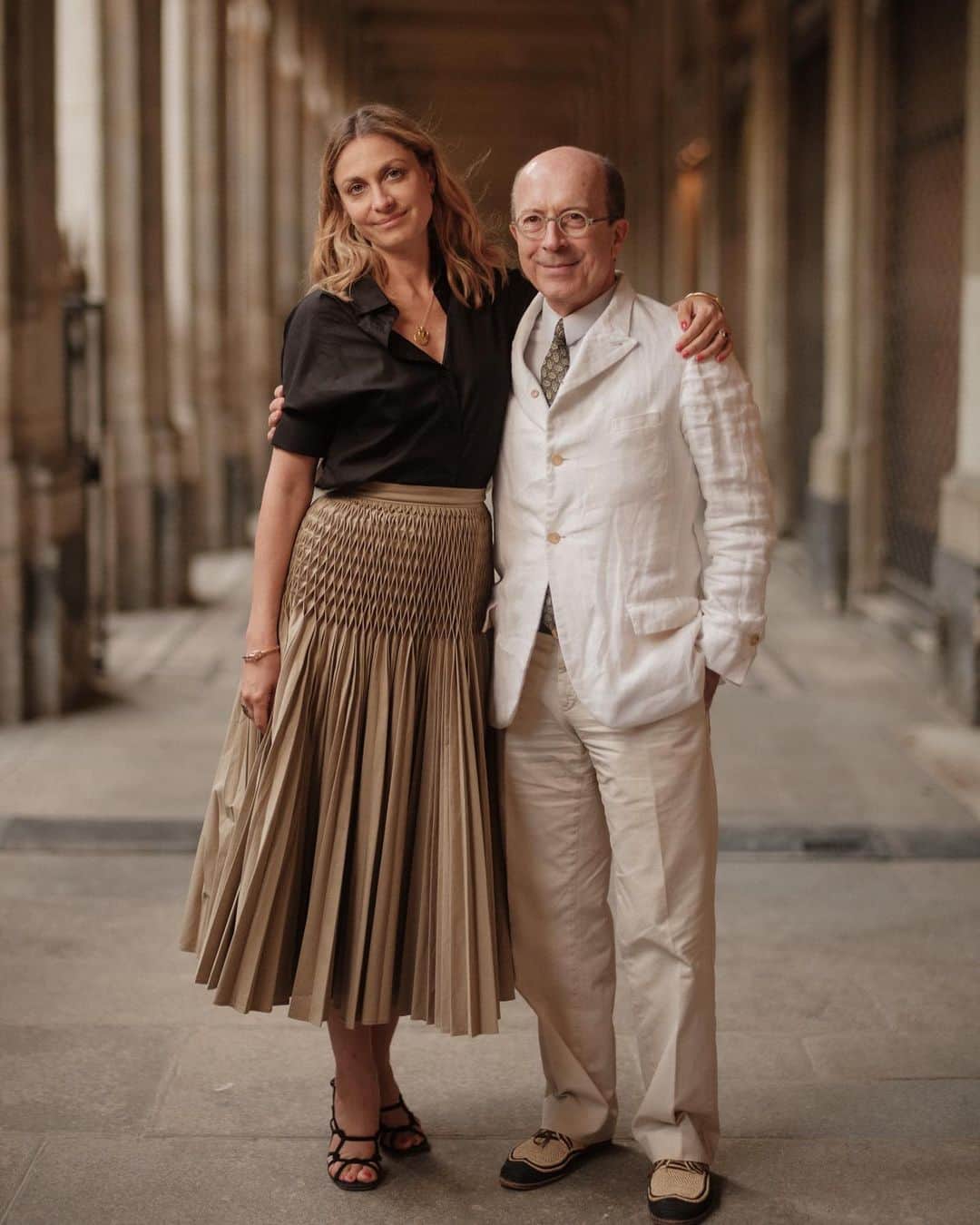 デルボーのインスタグラム：「On a breezy Sunday night, Director Laure de Clermont-Tonnerre and Delvaux hosted a dinner for friends and family among the flowers and under the linden canopy of the Jardin du Palais Royal.  #Delvaux」