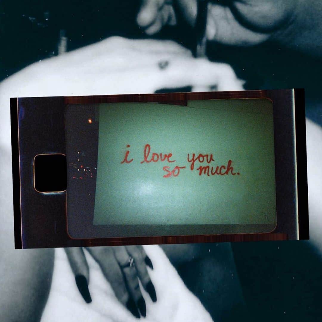 アシュレイ・ベンソンのインスタグラム：「Je t’aime x ASH」