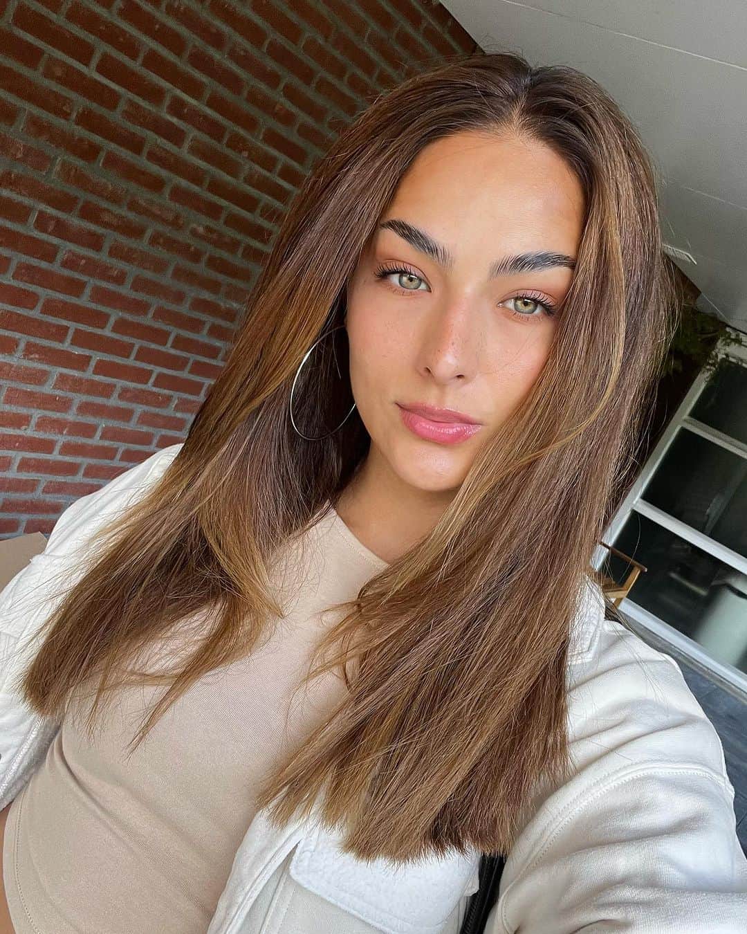 Dutchのインスタグラム：「the weekly/weekdump😍🫧🫶🏼🍵👇🏽 - 1️⃣ my hair is starting to grow thick and Mexican again🤌🏽🤣 why I’m saying that is bc my hair has been taking a toll because of medication around my surgery and highlights gone wrong. So super happy with the progress! 2️⃣ just trying out a gluten free burger?wasn’t that bad tbh! been testing with gluten and I have massive reactions to it (see last pic) So testing which foods trigger my gut or not.  3️⃣ made a cutesy yt video with @deniseanna & bubb @jeremy.mettendaf soon online on hee channel. 4️⃣ testing new makeup skills an glowy products- whatchu think? 5️⃣ first time @ starbucks after Japan. It’s not hitting the same but it was good nonetheless. 6️⃣ J inspired me to make this, since I can’t eat normal wheat wraps no more, we’re eating corn tortillas😍 tbh don’t even know why I didn’t do this sooner. Ate them in Mexico everyday SO good. 7️⃣ obviously bubble tea is a weekly thing🫧 matcha soy with tapioca pearls it was! 8️⃣ the bestest pancakes evaaaahhh. 9️⃣ just me staring into oblivion. A peaceful moment🤭. 🔟 me and my gluten belly🙃 so painful and this happened after eating only one wheat tortilla & a digestive cookie. More tests coming soon! Hopefully I’ll get a disclosure on what I’m allergic to.  - Have a good start of the week!!🩵」
