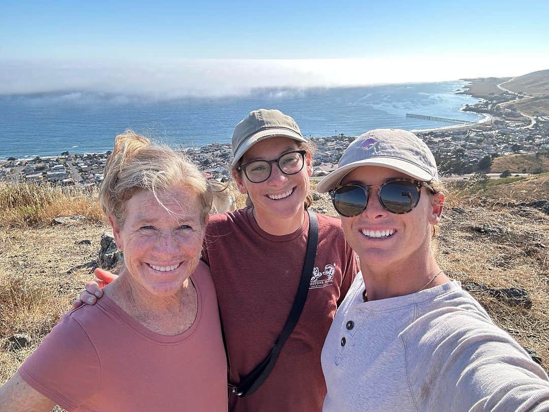 コートニー・コンローグのインスタグラム：「Mama San and sis time 🥰」