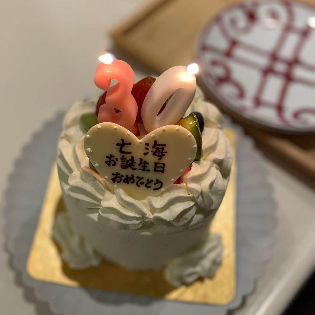 大塩七海のインスタグラム：「そういえば30代突入しました😵‍💫🤍家族に何回もお祝いしてもらって、誕生日週間幸せでした♡今年の抱負は"健康第一"頑張りますっ❕」