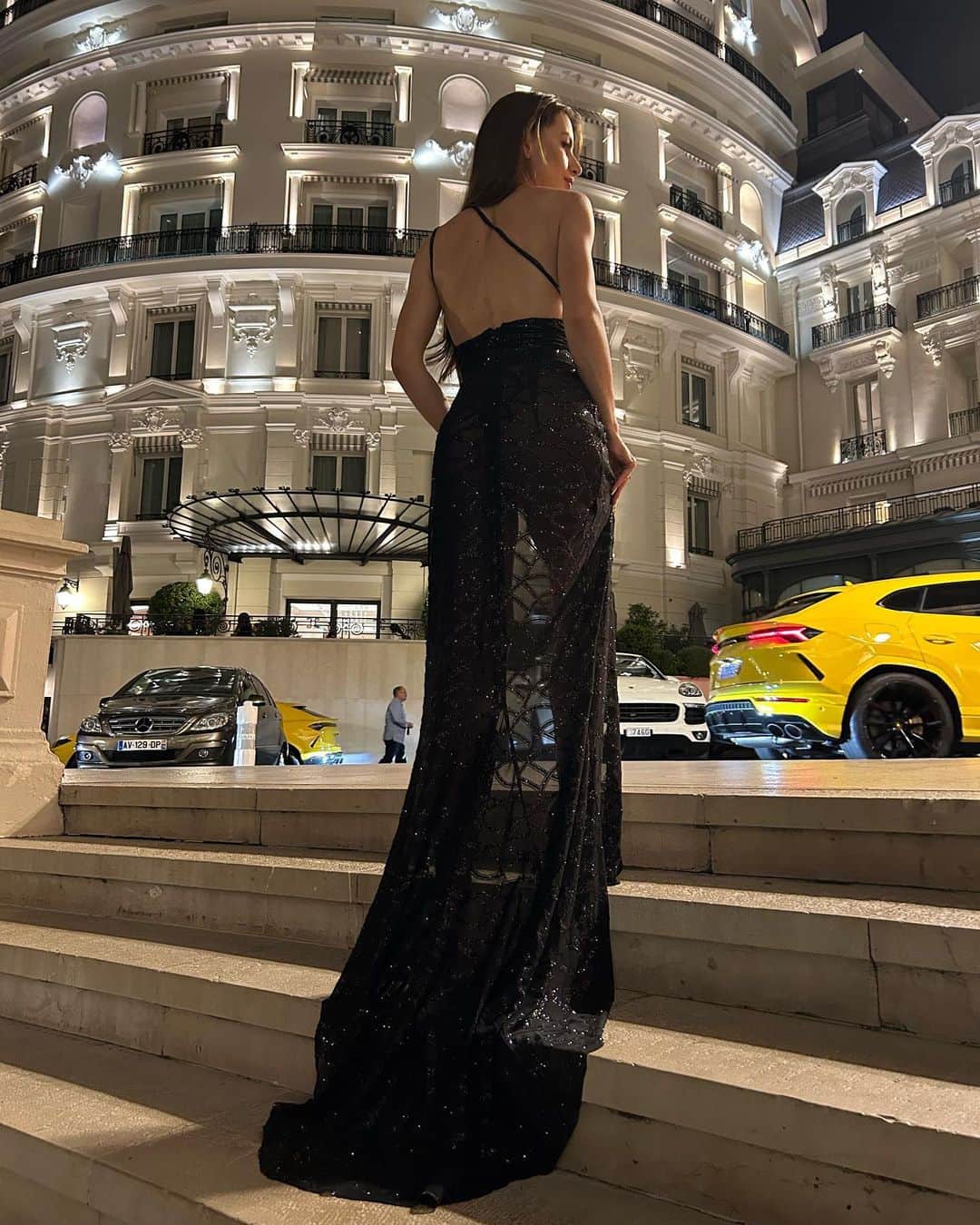 Karolina Bojarのインスタグラム：「Oh, what a night 🖤🌙 #007  @madonna_atelier dress ✨  #Monaco #MonteCarlo #date #night #eveningdress #hubbysbirthday」