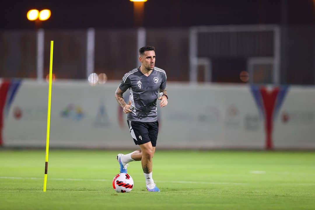 フランシスコ・アルカセルのインスタグラム：「back to the field ✅  #preseason  #training  #sharjah」