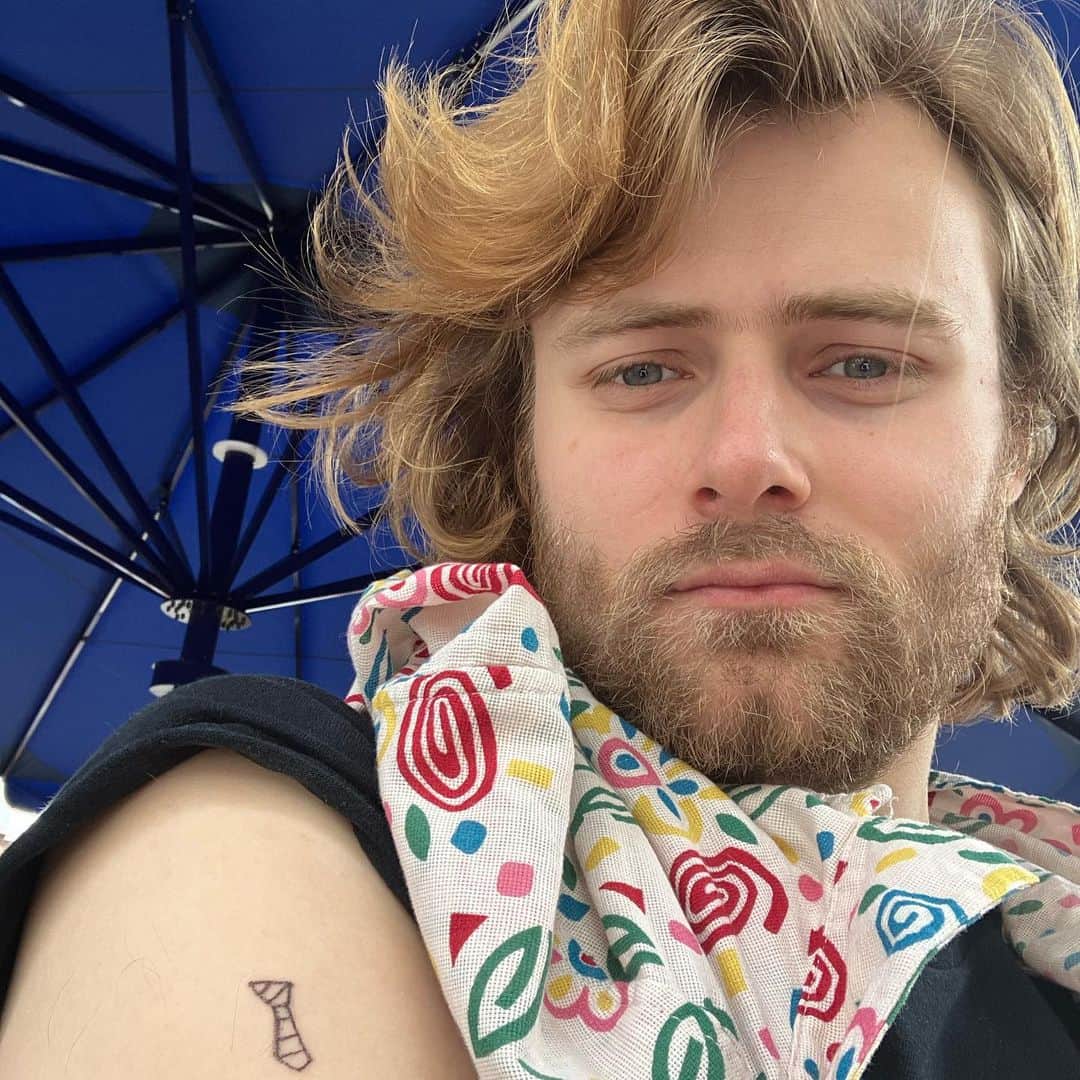 バーティ・ギルバートのインスタグラム：「my first really epic tattoo courtesy of @martinlukebrown, and other misc moments from the past month」