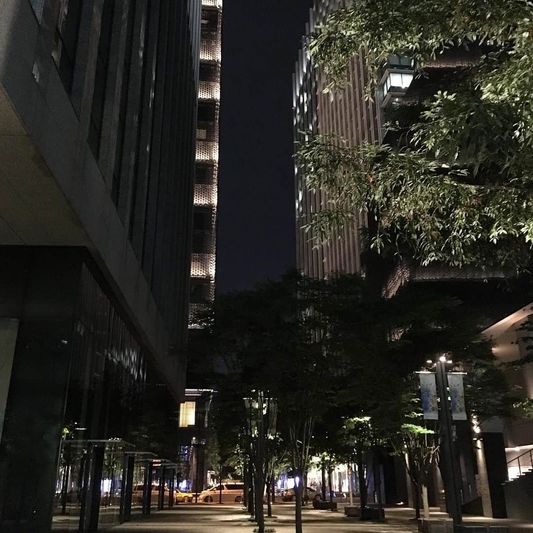 園崎未恵さんのインスタグラム写真 - (園崎未恵Instagram)「6年前に夜散歩した写真を上げてみる。 何処だろう、丸の内かなあ？」7月4日 3時47分 - miemiemie0207