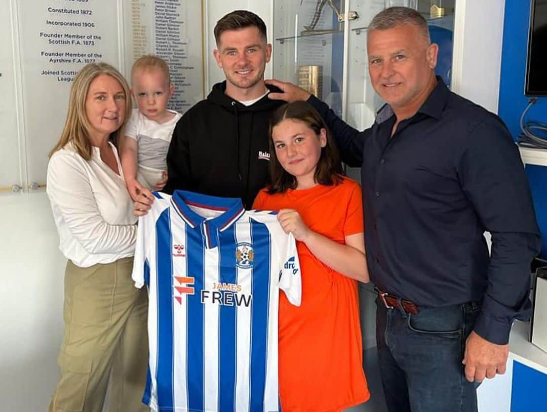 マシュー・ケネディさんのインスタグラム写真 - (マシュー・ケネディInstagram)「What a feeling to sign for @kilmarnockfc for the next 3 years and be back home where it all started💙」7月4日 3時50分 - mattykennedy33