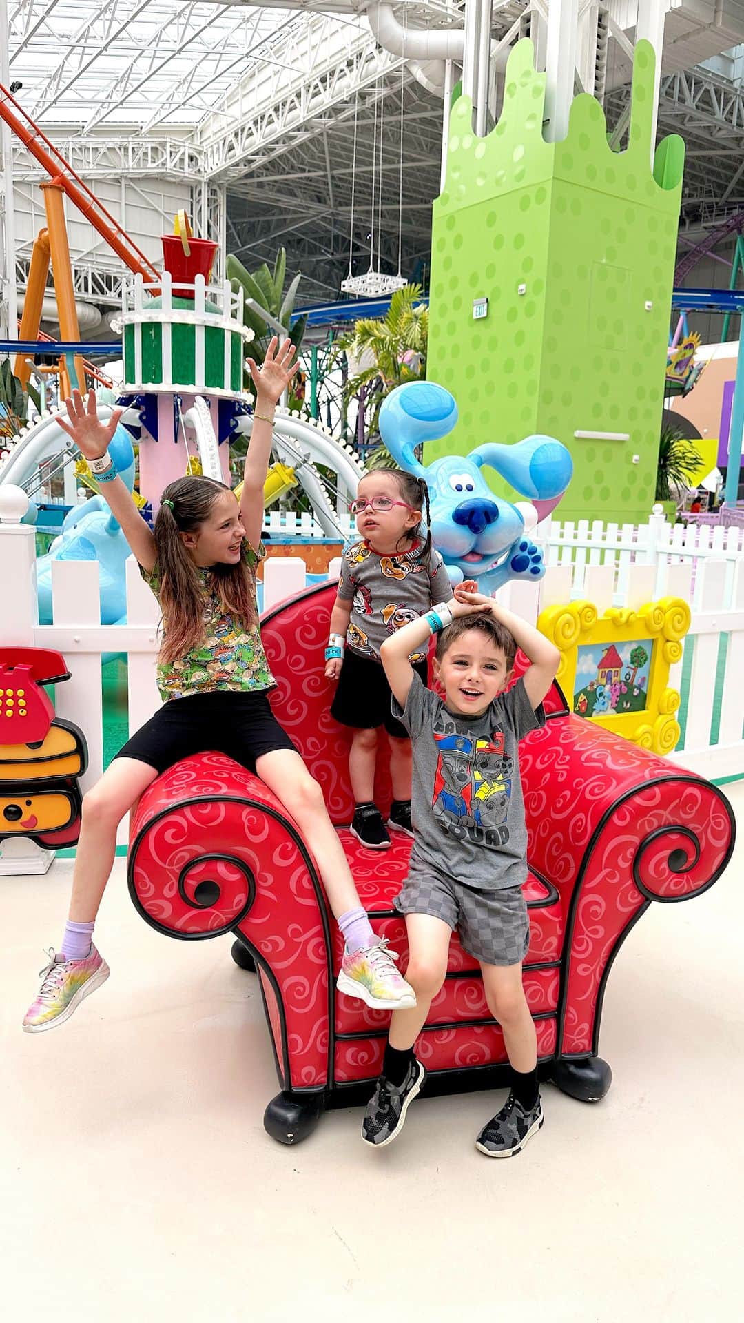 ココ・ロシャのインスタグラム：「Found the perfect thing to do while waiting out this New York summer air quality health advisory! NYC area parents, if you haven’t checked out @nickelodeon Universe at @americandream it’s a super fun #Daycation!」