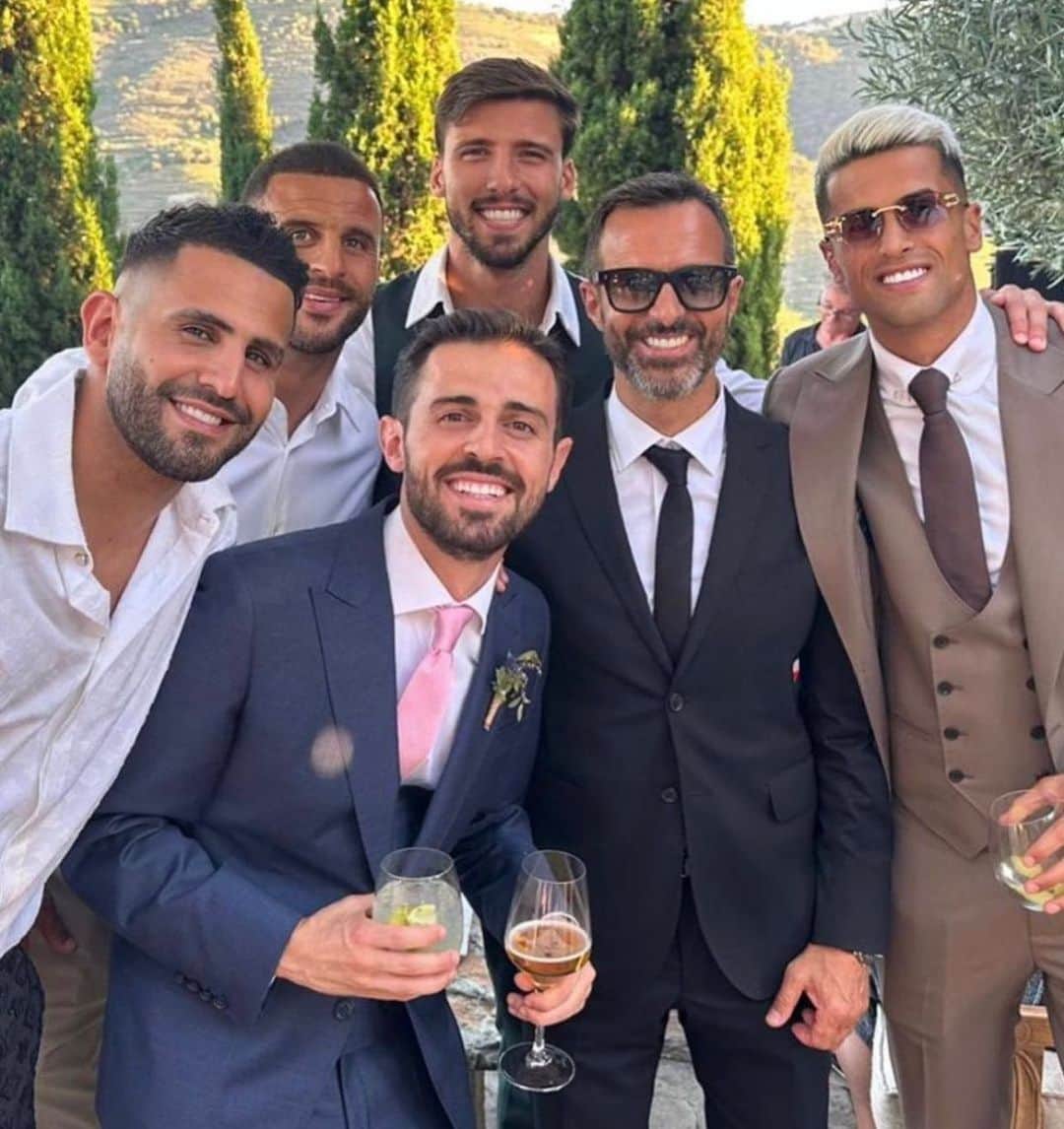 カイル・ウォーカーのインスタグラム：「A lovely day celebrating @bernardocarvalhosilva wedding  (We kept the correct formation here 😆)」