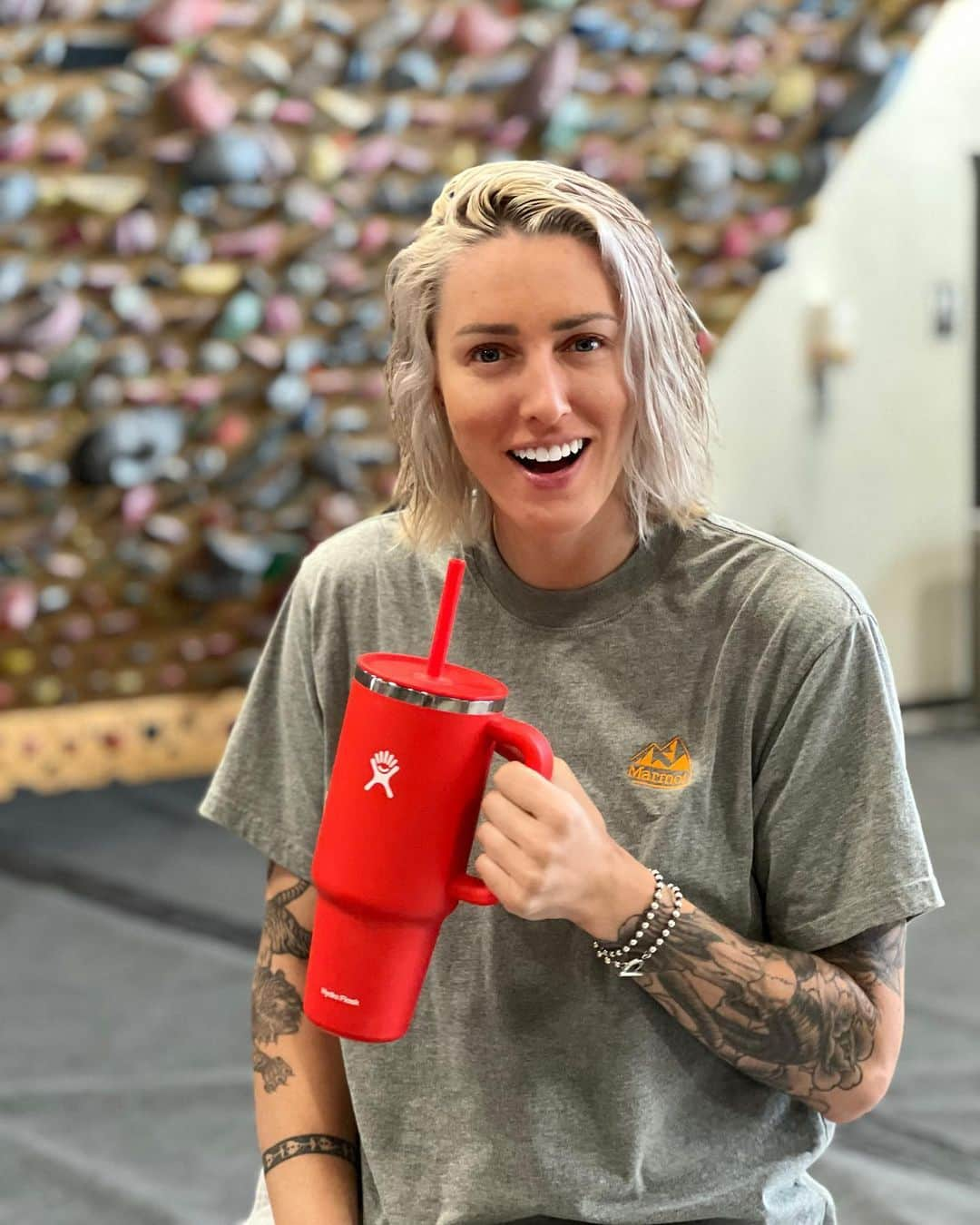 アレックス・ジョンソンさんのインスタグラム写真 - (アレックス・ジョンソンInstagram)「You see a 10 at the gym but she drinks ketchup through a straw.   Ft. new @hydroflask travel tumbler, sans ketchup.」7月4日 3時58分 - alexjohnson89