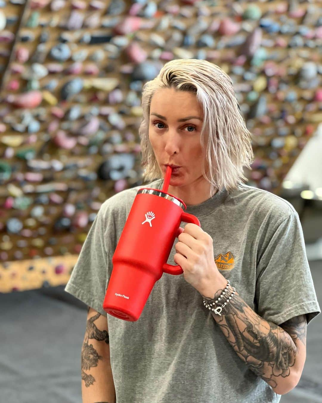 アレックス・ジョンソンのインスタグラム：「You see a 10 at the gym but she drinks ketchup through a straw.   Ft. new @hydroflask travel tumbler, sans ketchup.」