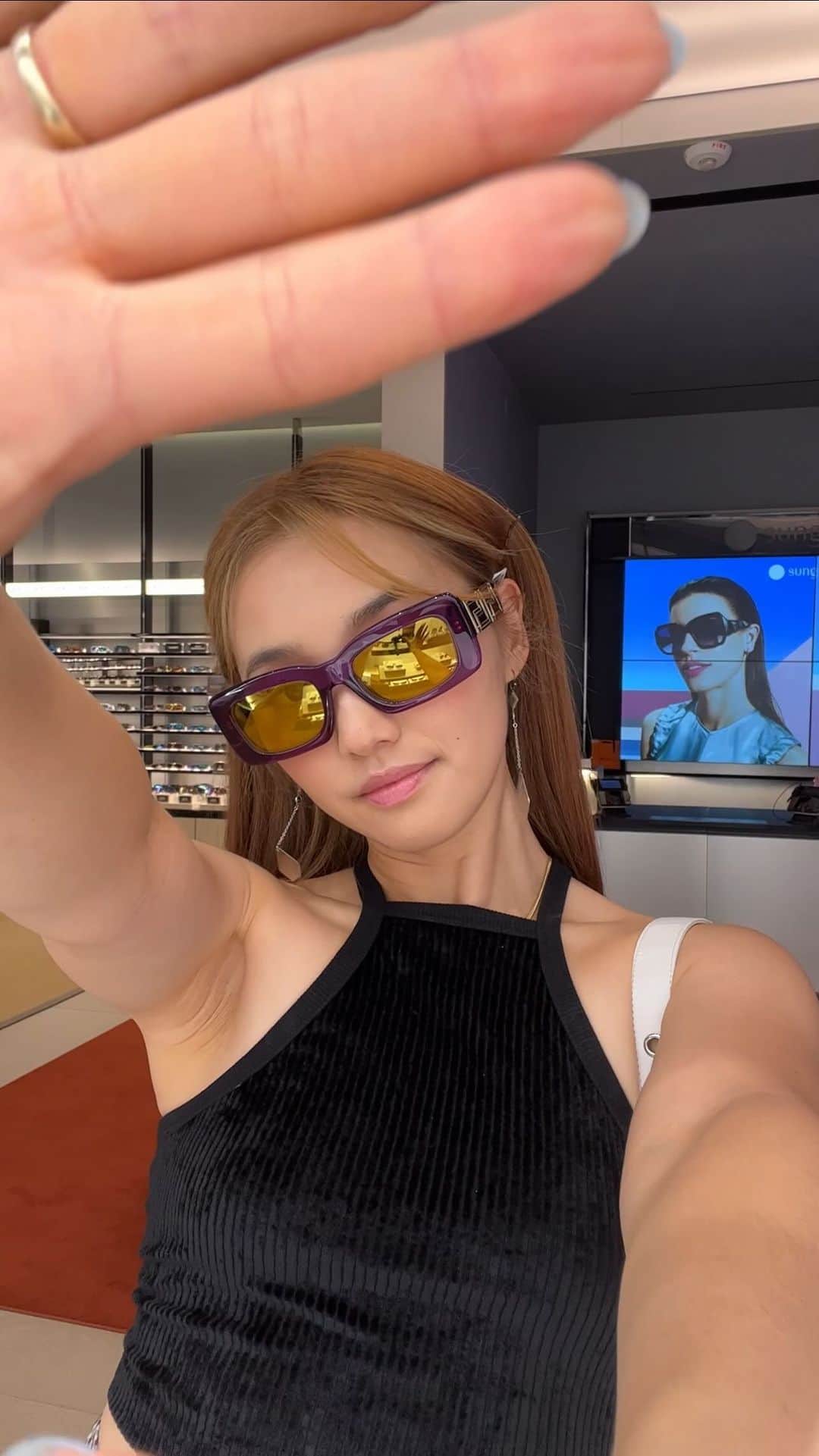 のインスタグラム：「Staying shady in a sunny place with @SunglassHut #SunglassHutStyle #FindEveryShadeOfYou #SNGHPartner」