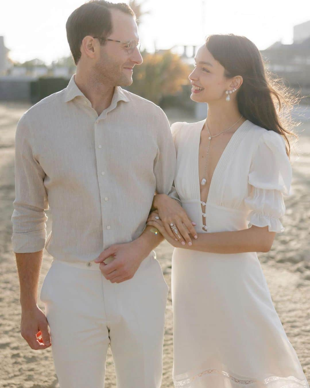 ルマ・グローテのインスタグラム：「I had to keep pinching myself to be sure that this magical evening celebrating our engagement with our families, was real.. and every time I looked to the side and saw Dan smiling, I couldn’t help but giggle. It’s crazy to be this smitten!  In the words of Gabriel Garcia marques: it’s enough for me to be sure that you and I exist at this moment. @dhturtel   Jewelry by @themayjewelry  Dress by @reformation  Photos @holtz_photography」