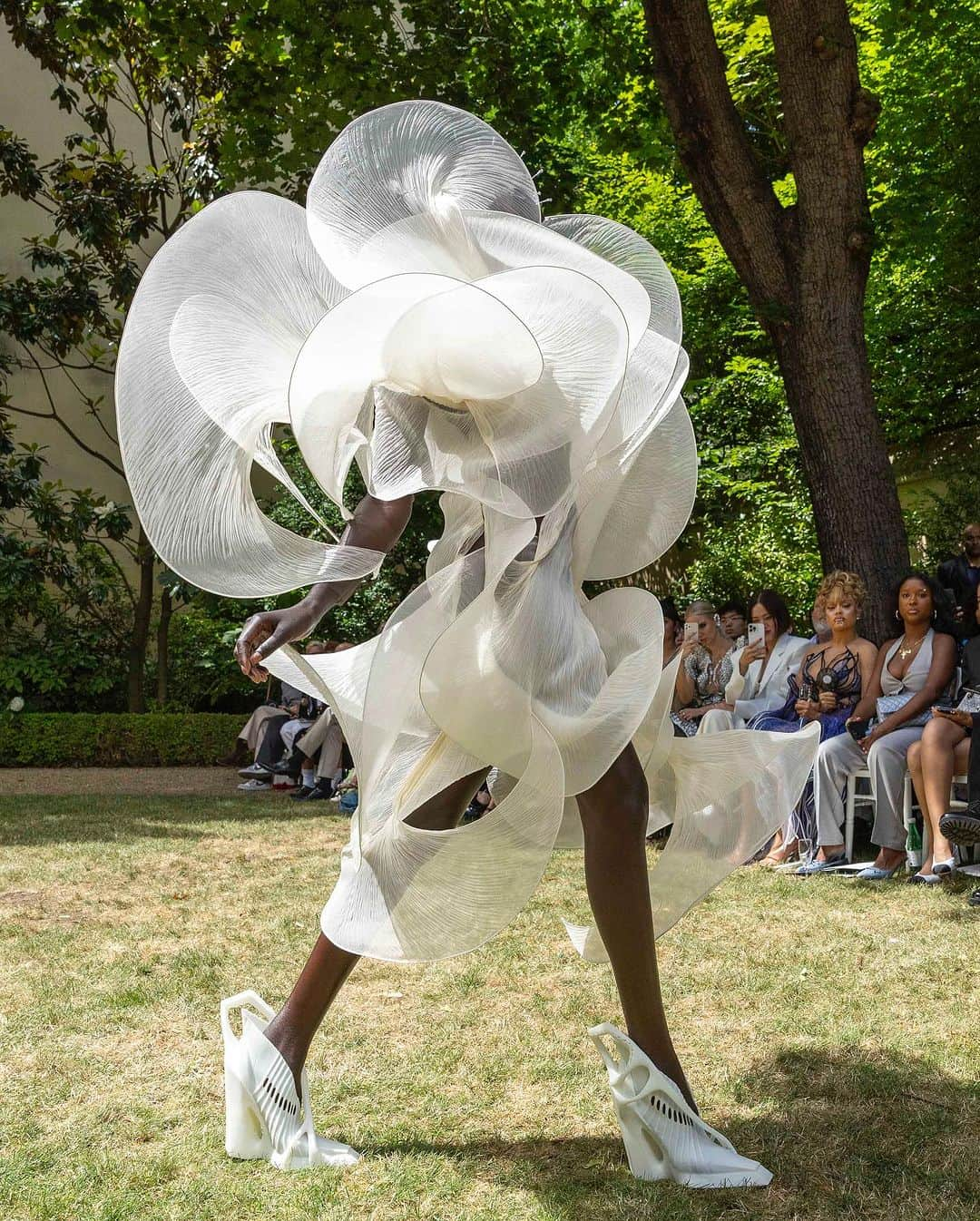 Iris Van Herpeさんのインスタグラム写真 - (Iris Van HerpeInstagram)「Architectonics <> explosive energy <> ~ Styling: @nicolaformichetti Model: @akuoldengatem Shoes in collaboration with @scry_lab Ear set: @rinaldyyunardi | @theclique.hk  Frontstage Photography: @giostaiano Show Video: @dammeskieft | @jipmus Casting: @maximevalentini Make-up: @jameskaliardos Hair: @antoinettebeenders Music direction: @sssalvadorrr Music: @marinaherlop  Special Thanks to: Fédération de la Haute Couture et de la Mode H.E. Mr. Jan Versteeg, Ambassador of the Kingdom of the Netherlands in Paris ~  #irisvanherpen #architectonics #hautecouture #pariscoutureweek #parisfashionweek」7月4日 4時10分 - irisvanherpen