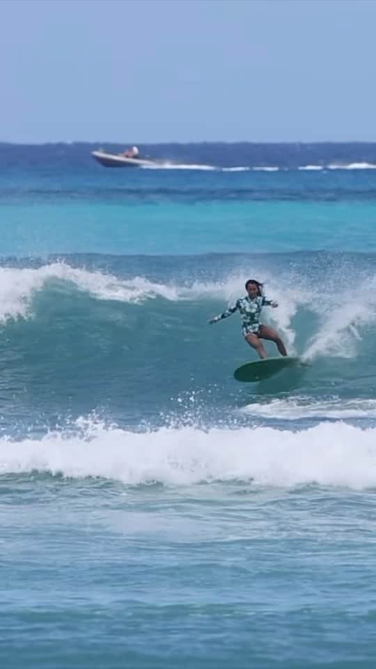 ケリア・モニーツのインスタグラム：「Sneak Peak test riding a new prototype coming soooon by @kslco the green board is my single fin and the white board was a test ride of @kani_tsunami two plus one version.  I must say, I forgot how much I love three fins 🙌🏾🙌🏾🙌🏾😹 Back to my ROOOOTS this summer with 3 fins, maybe  a leash cause I don’t got time to waste, more rail, and more fun 😹 I  just had a coffee and therapy. Feeling extra sassy this morning.  HAPPY MONDAY! 🧜🏾‍♀️ video: @tiller_vision」